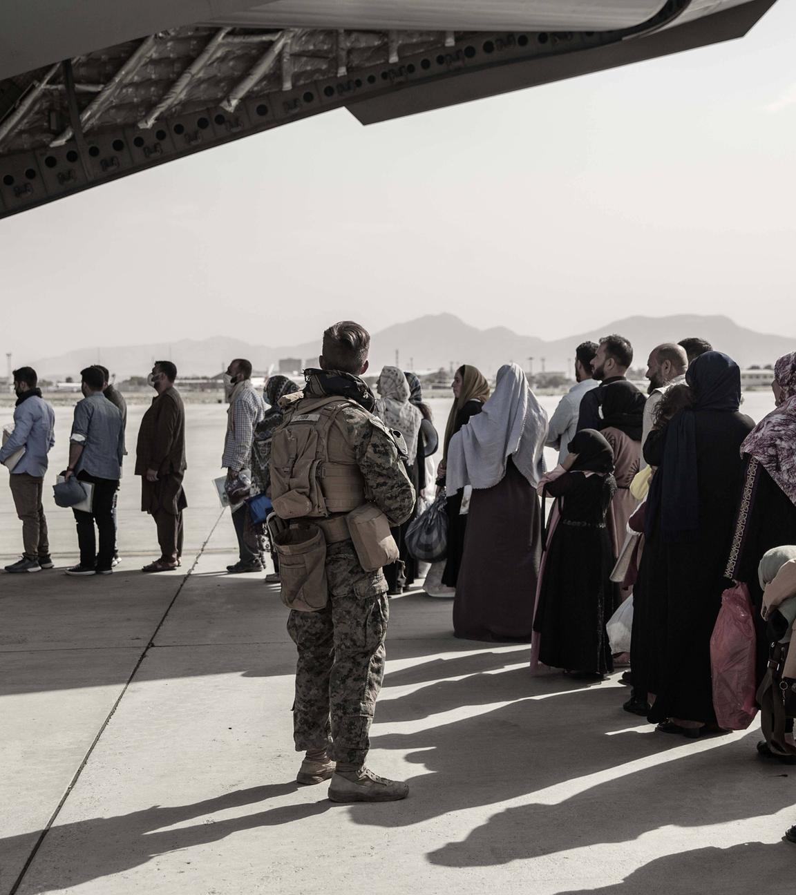 Archiv: Evakuierte warten darauf, während einer Evakuierung am Hamid Karzai International Airport, Kabul, Afghanistan, an Bord einer Boeing C-17 Globemaster III zu gehen. 