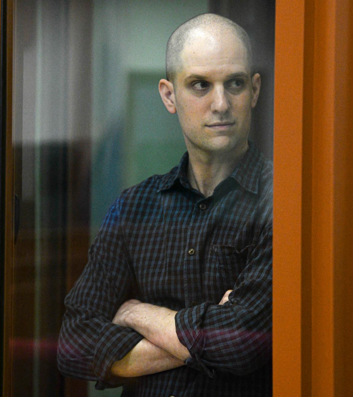 Der Wall Street Journal-Reporter Evan Gershkovich steht in einem Glaskäfig in einem Gerichtssaal in Jekaterinburg, Russland, 26.06.2024.