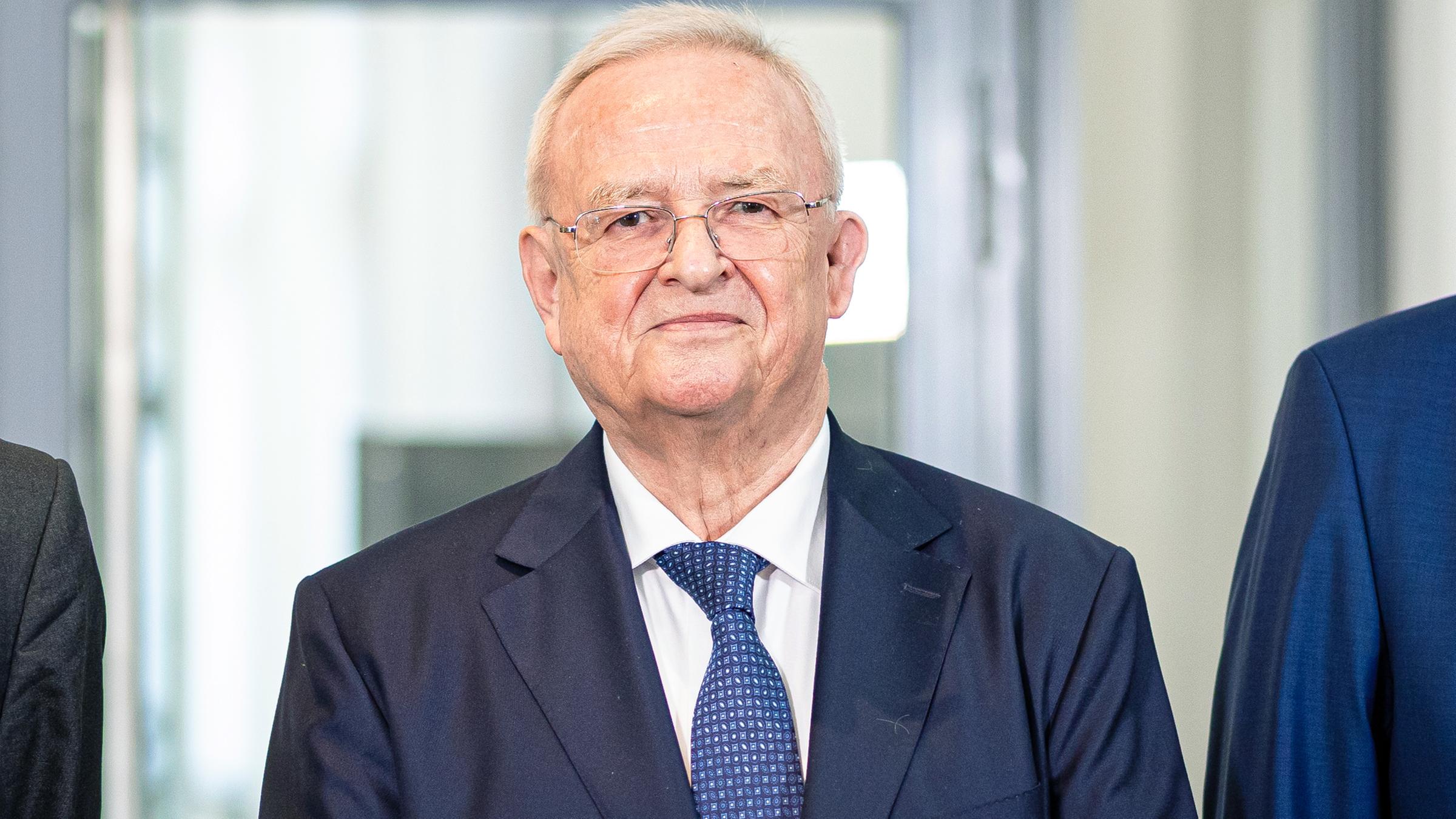 Niedersachsen, Braunschweig: Martin Winterkorn, ehemaliger Vorstandsvorsitzender der Volkswagen AG, gibt im Landgericht Braunschweig ein Pressestatement ab. Archivbild