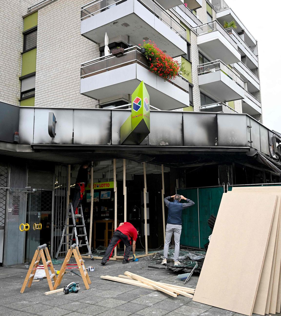 Mehrfamilienhaus mit einem Café im Erdgeschoss nach einer Explosion in Köln