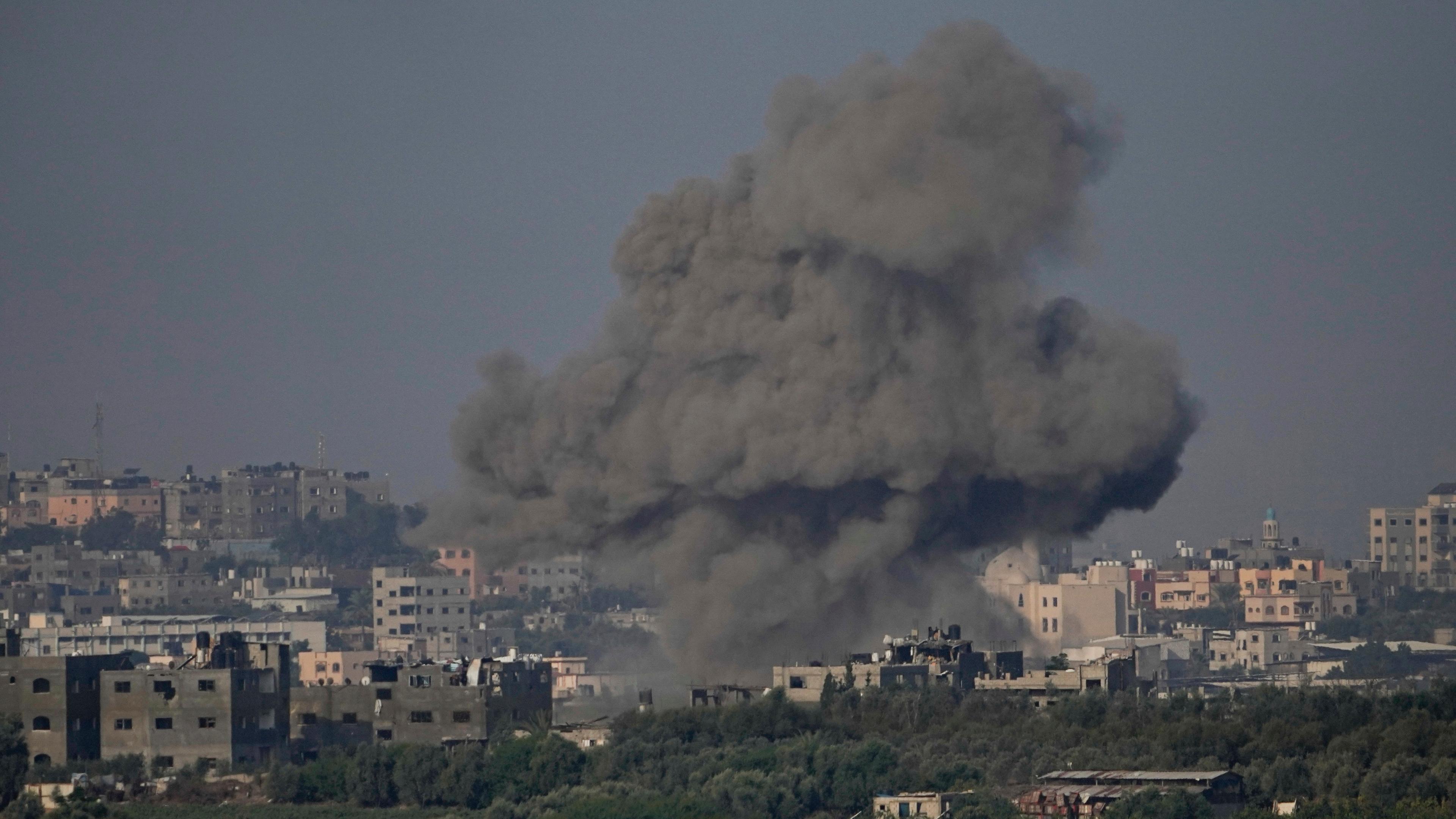 Rauch steigt nach einem israelischen Luftangriff im Gazastreifen auf am 18. Oktober 2023.
