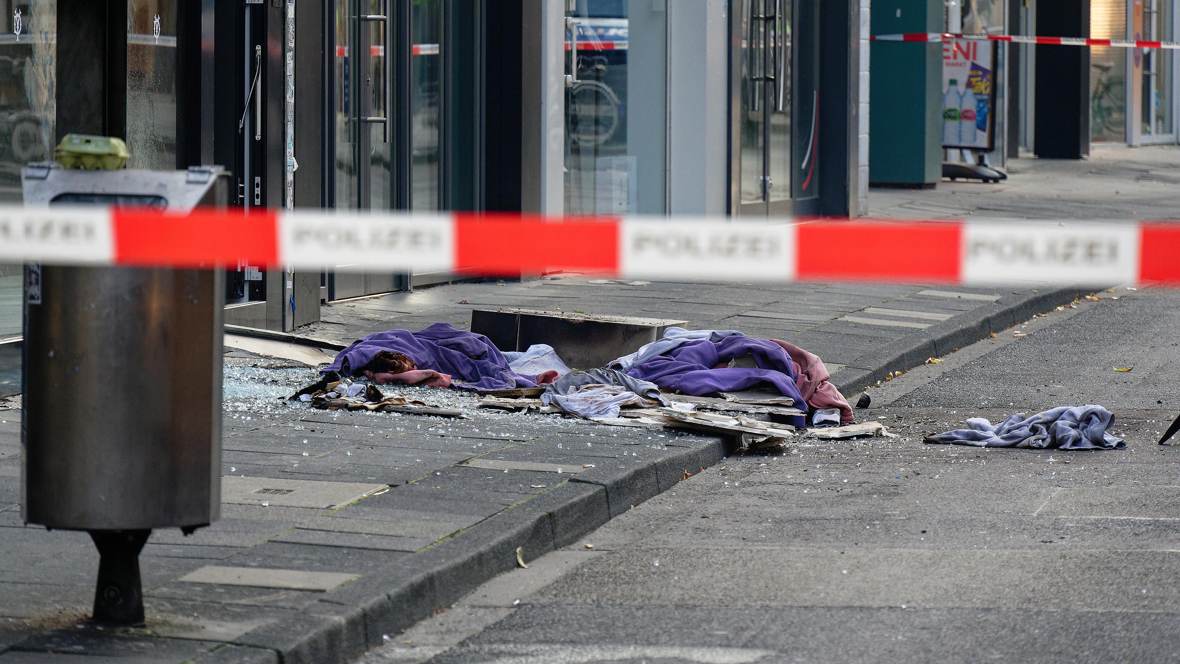 Scherben und Kleidungstücke liegen vor einem Geschäft in der Ehrenstraße in Köln, aufgenommen am 18.09.2024