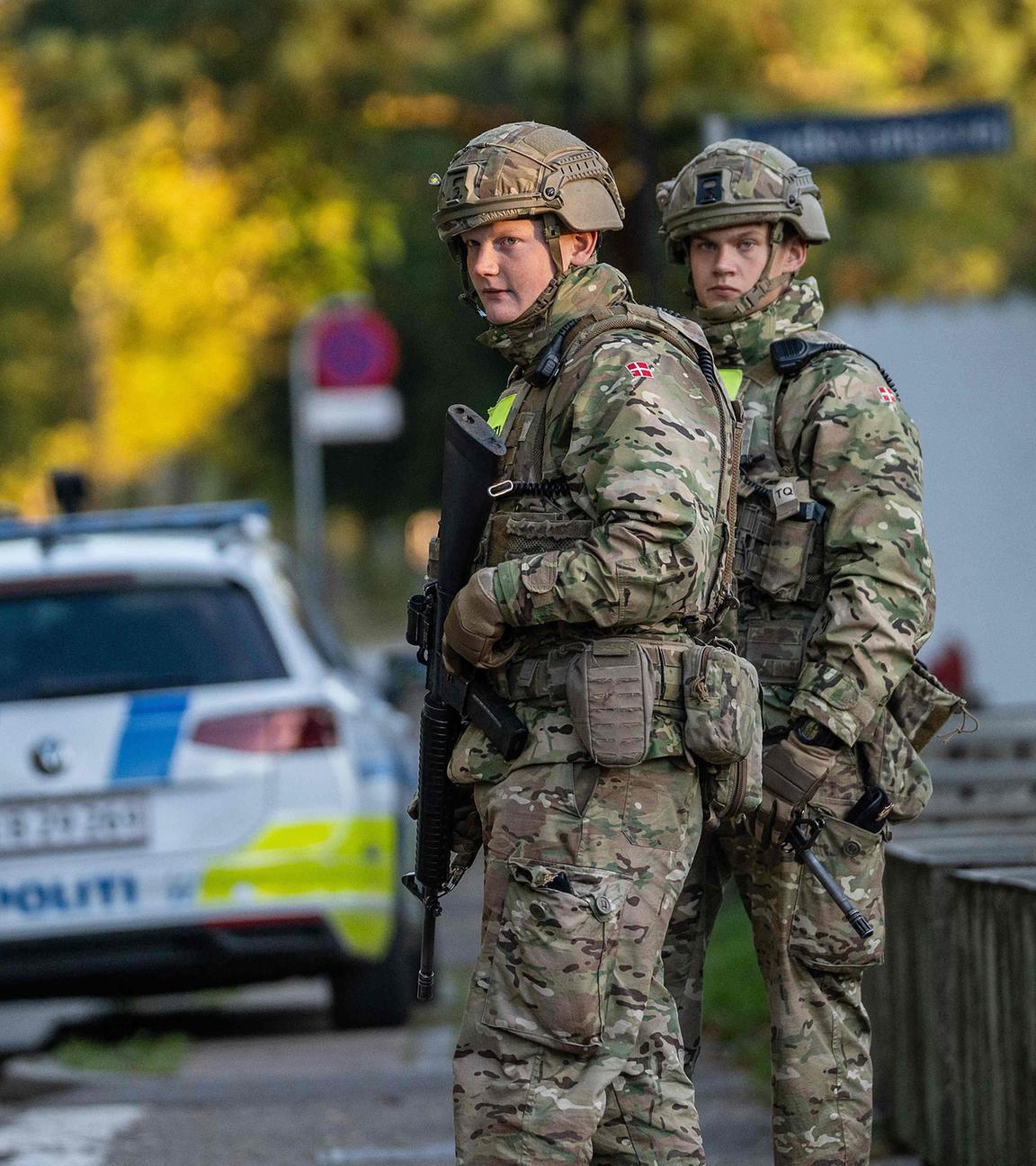 Militärpolizei bewacht das Gelände der israelischen Botschaft in Kopenhagen, aufgenommen am 02.10.2024