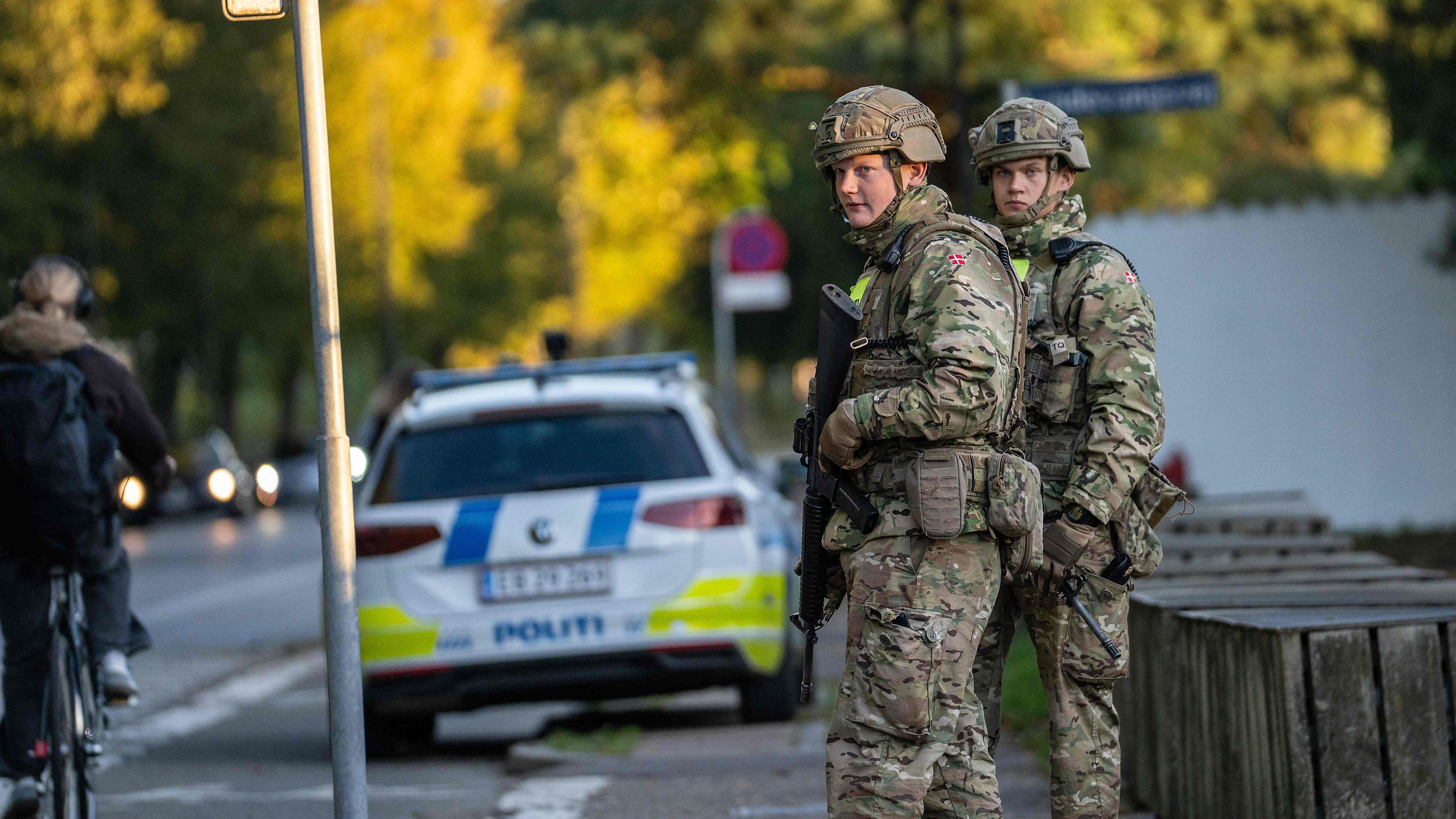 Militärpolizei bewacht das Gelände der israelischen Botschaft in Kopenhagen, aufgenommen am 02.10.2024