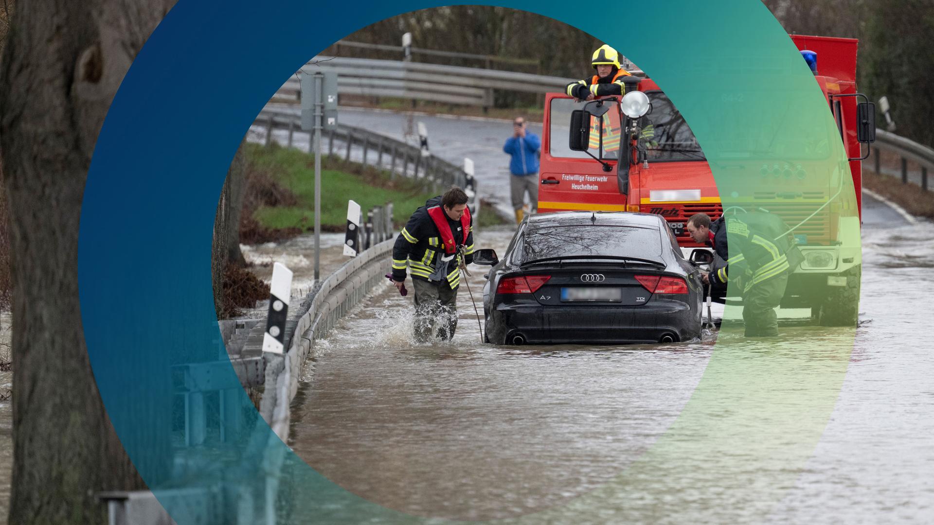 Feuerwehr bei überflutetem Auto