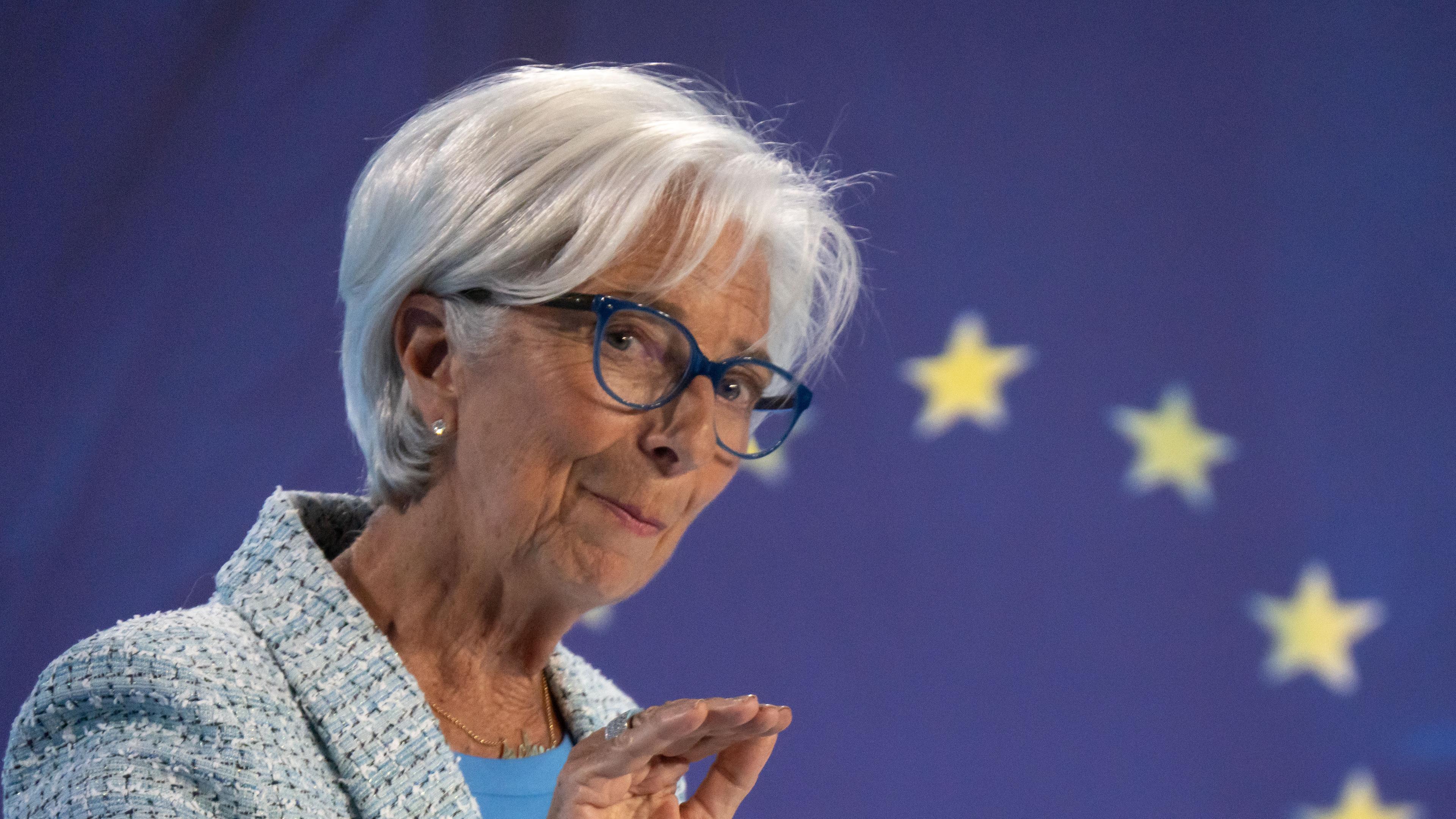 Christine Lagarde, Präsidentin der Europäischen Zentralbank (EZB), gibt nach der Ratssitzung eine Pressekonferenz. 