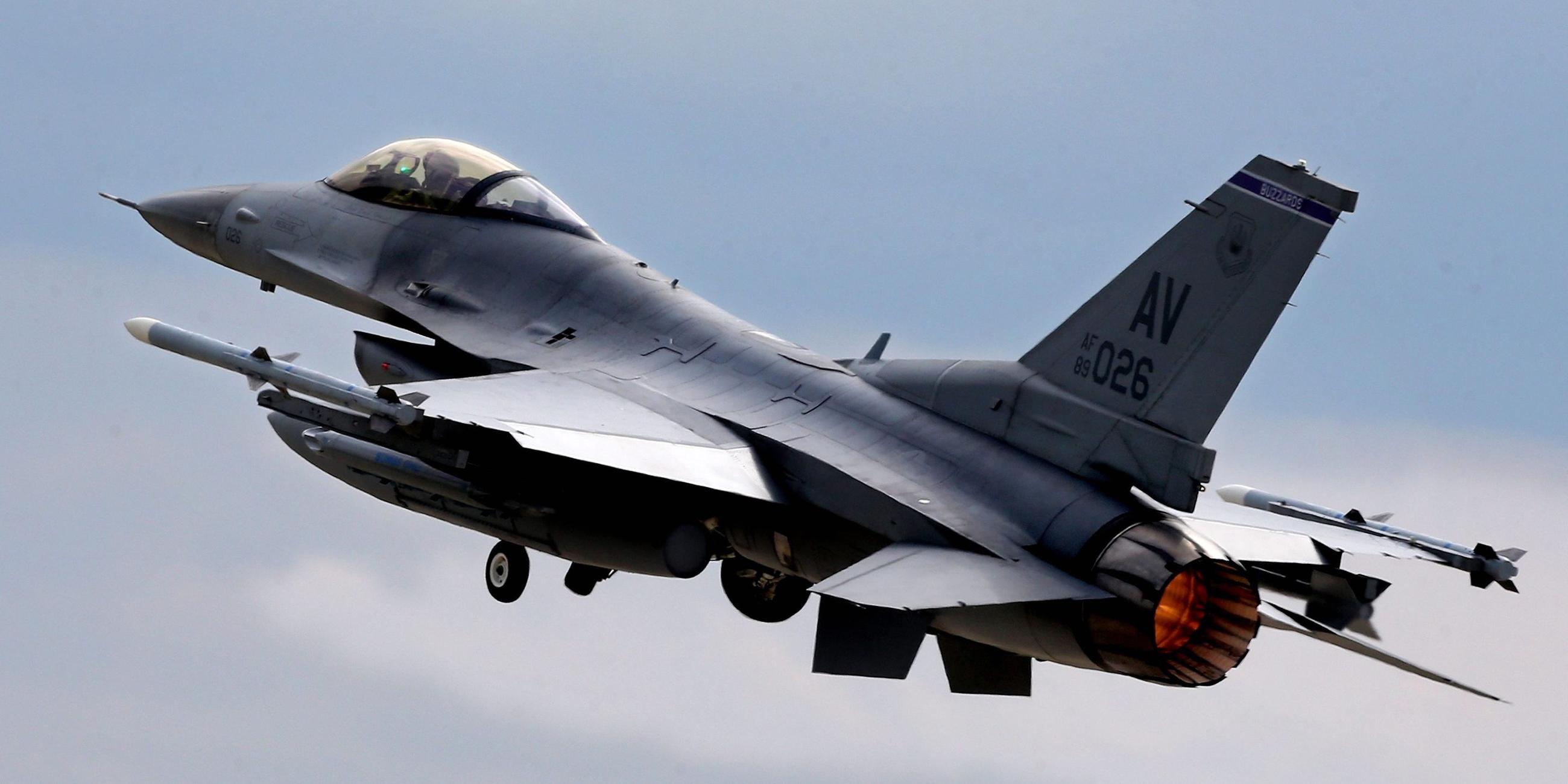 Ein F-16-Kampfflugzeug 