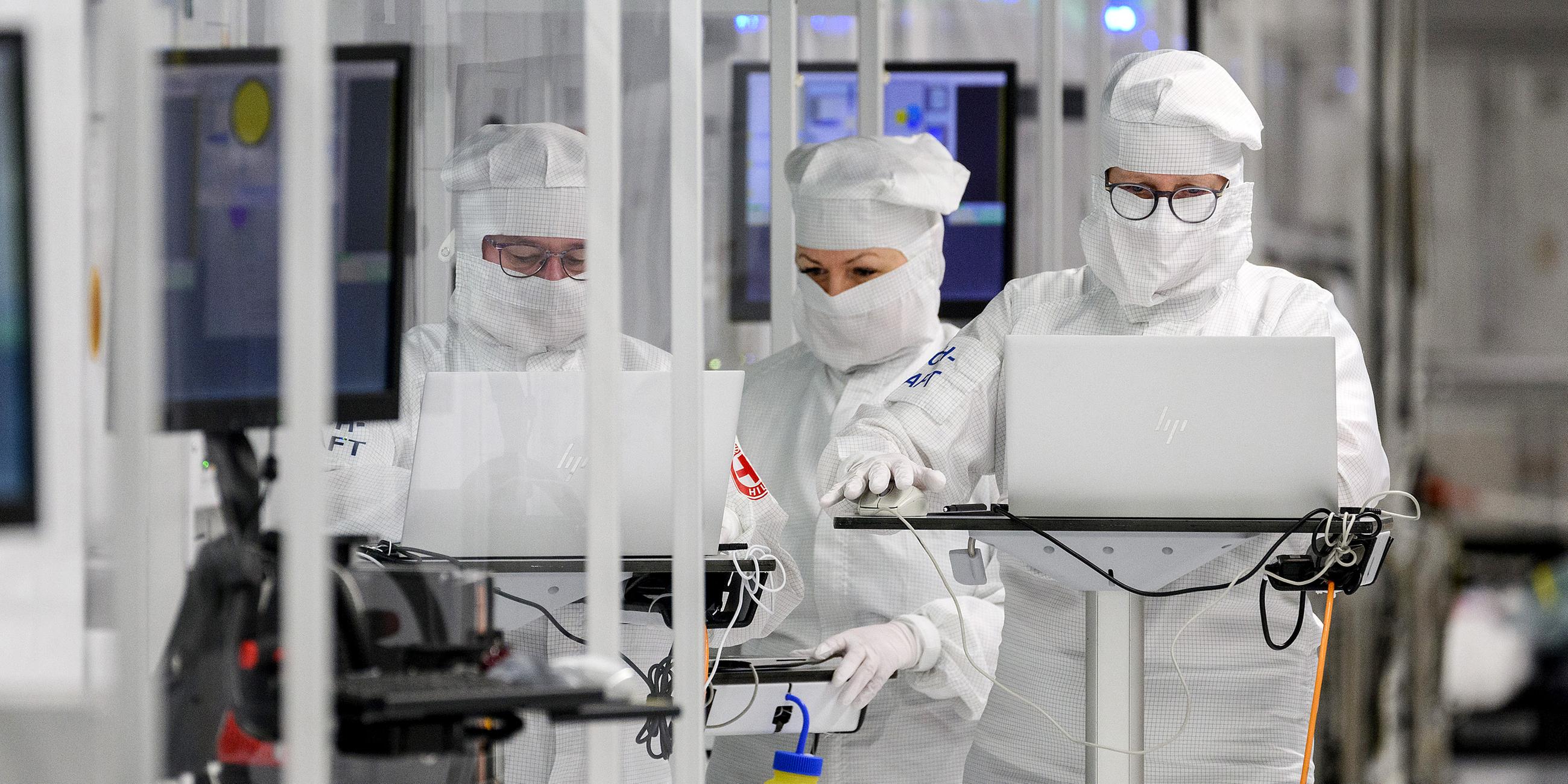 Mitarbeiter des Chipkonzerns Infineon arbeiten im Reinraum der Chipfabrik (26.04.2023)
