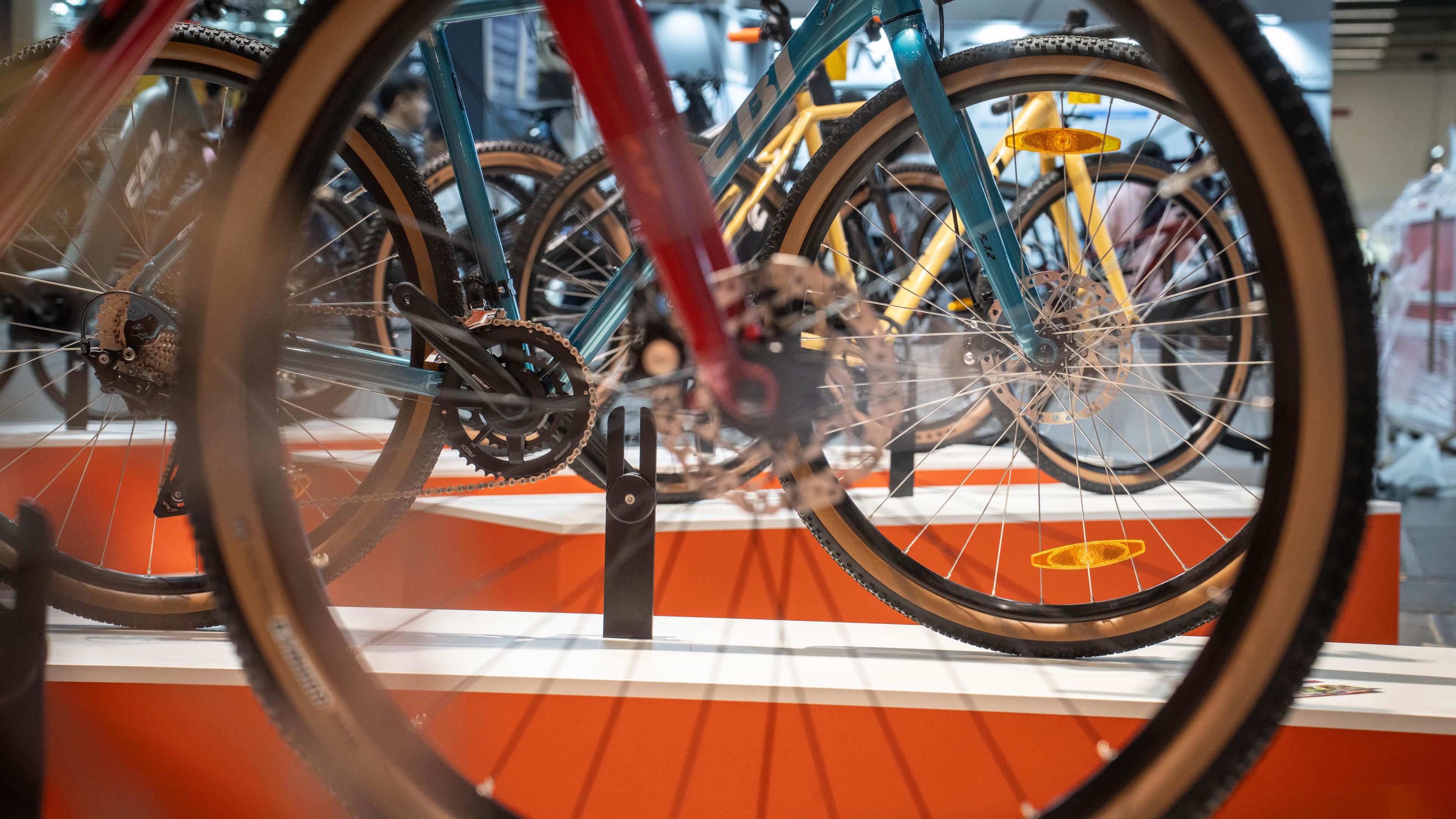 Hessen, Frankfurt/Main: Zahlreiche Räder stehen an einem Stand auf der Internationalen Fahrrad-Fachmesse Eurobike (3.-7. Juli) in den Frankfurter Messehallen.
