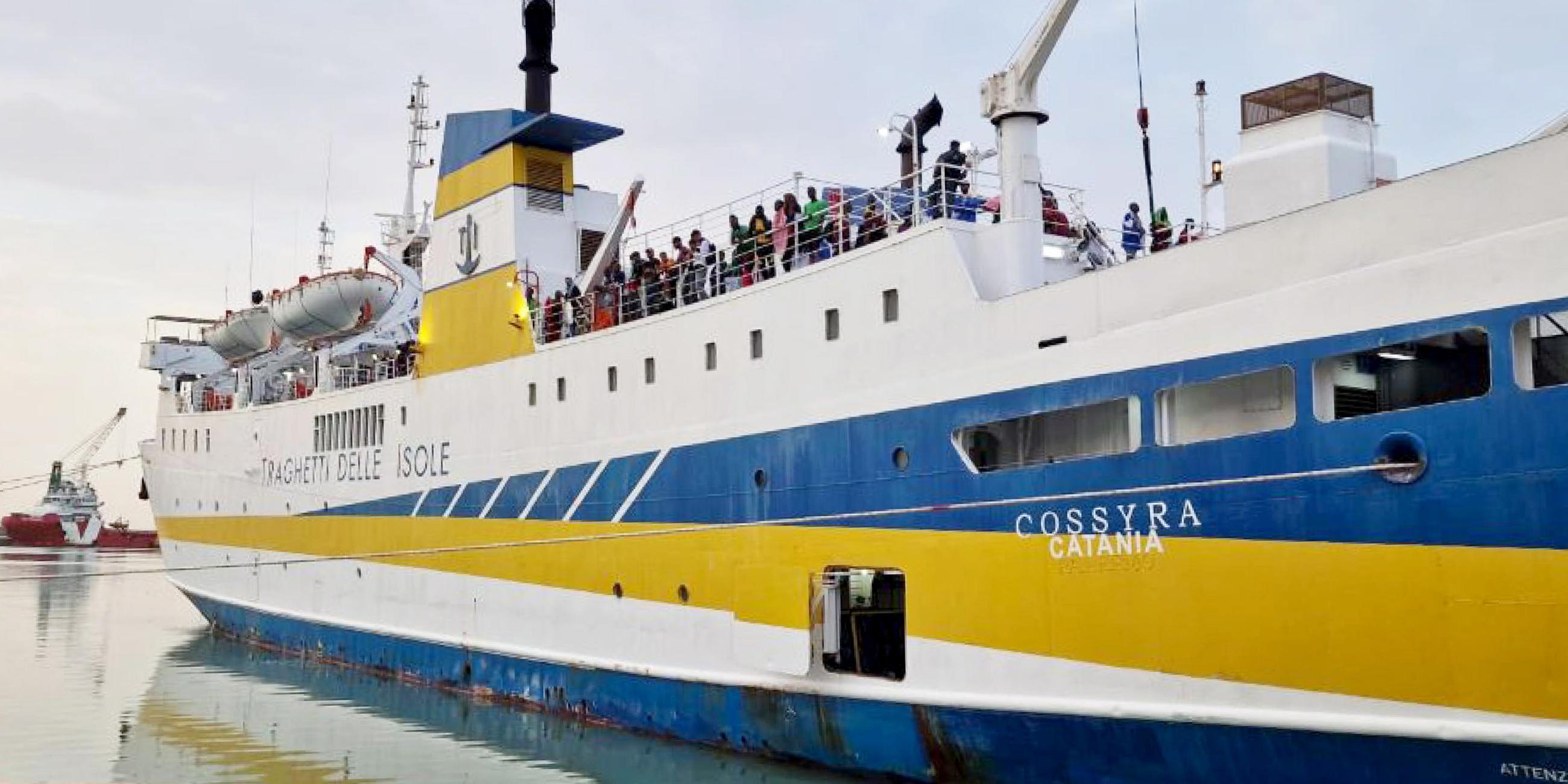 Transfer von Migranten von Lampedusa in ein Aufnahmelager auf Sizilien