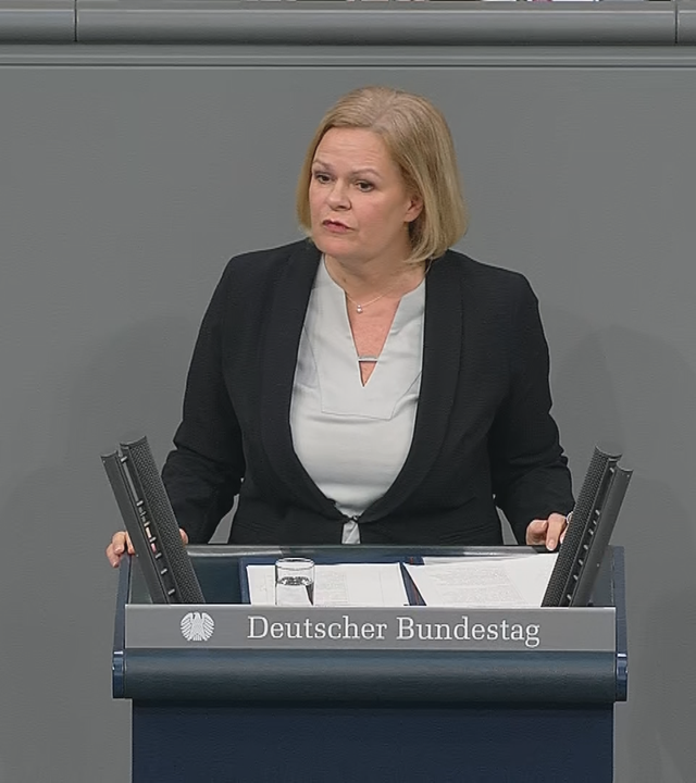 Innenministerin Nancy Faeser am Rednerpult im Bundestag