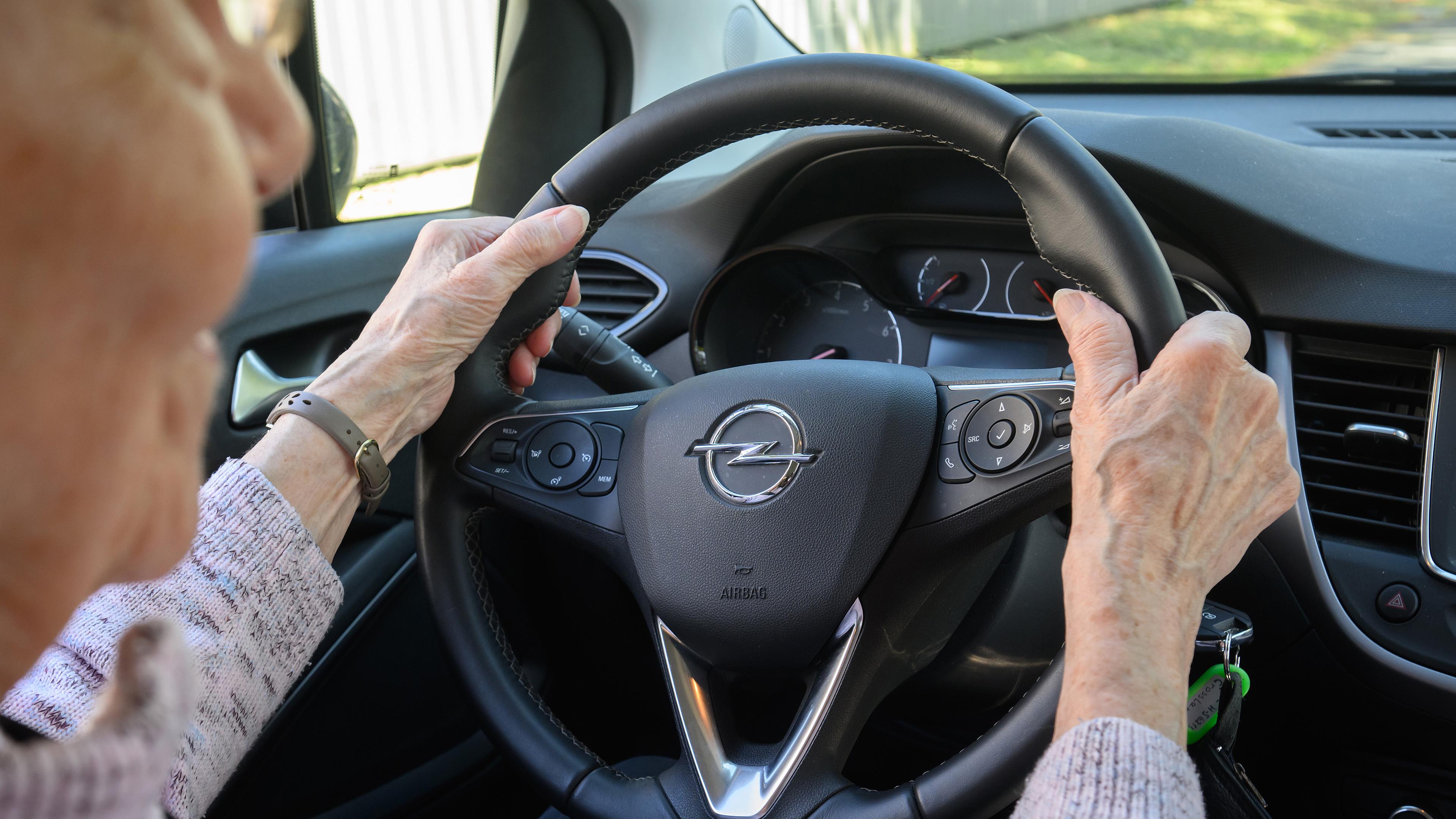 Eine ältere Teilnehmerin sitzt in einem Fahrschulauto, aufgenommen am 09.05.2023