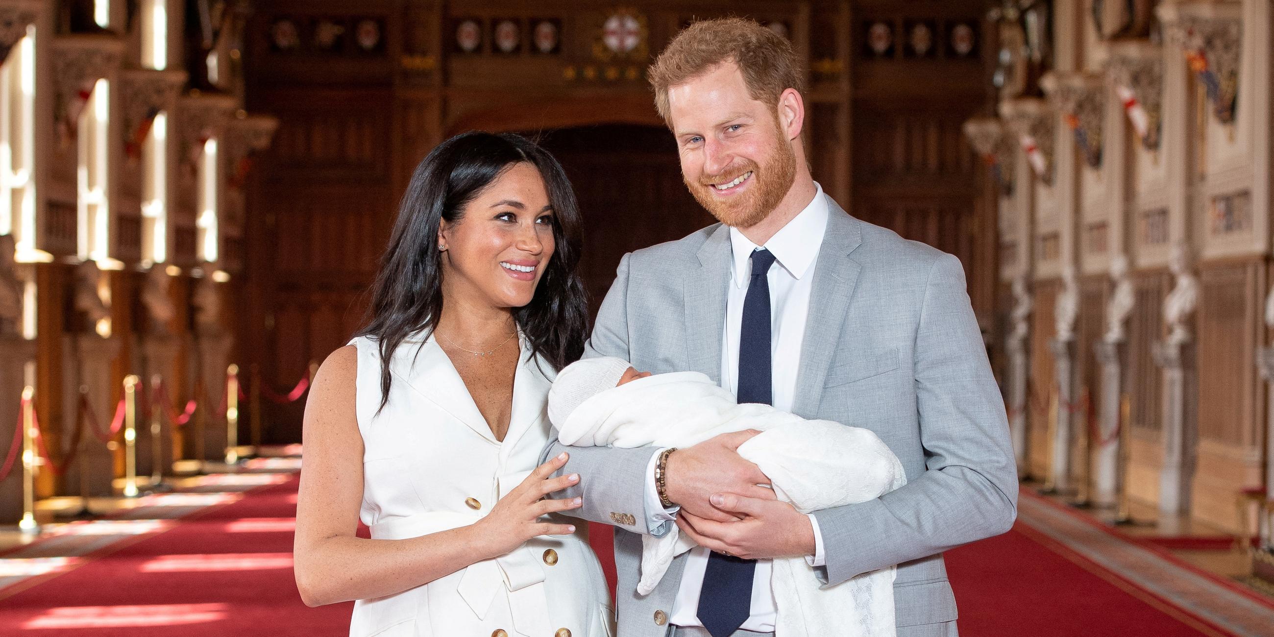 Harry und Meghan halten ihren ersten Sohn Archie auf dem Arm.