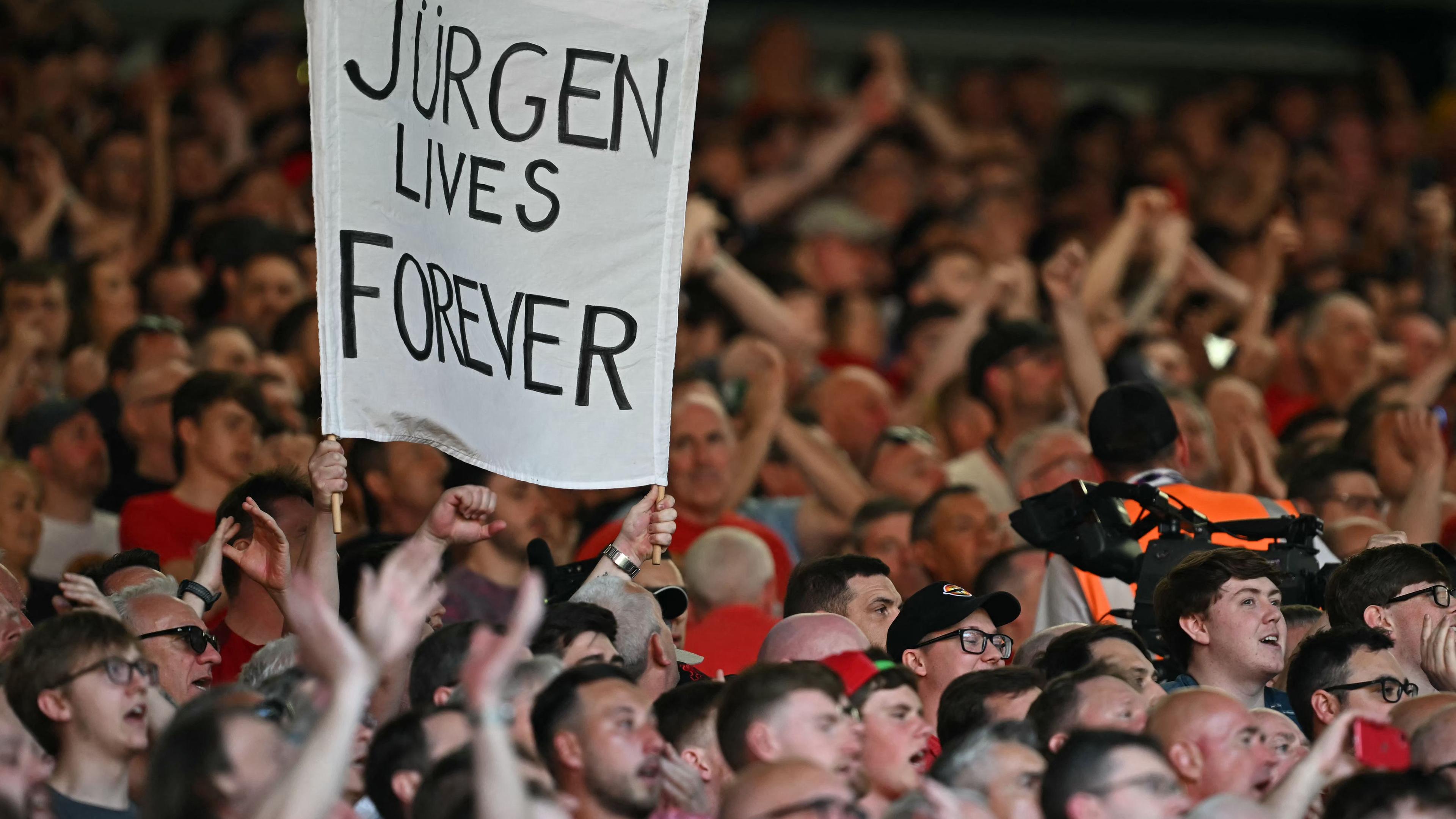 Ein Fan hält ein Banner mit dem Schriftzug "Jürgen lives forever" während dem Spiel von Liverpool und Wolverhampton Wanderers am 19.05.24.