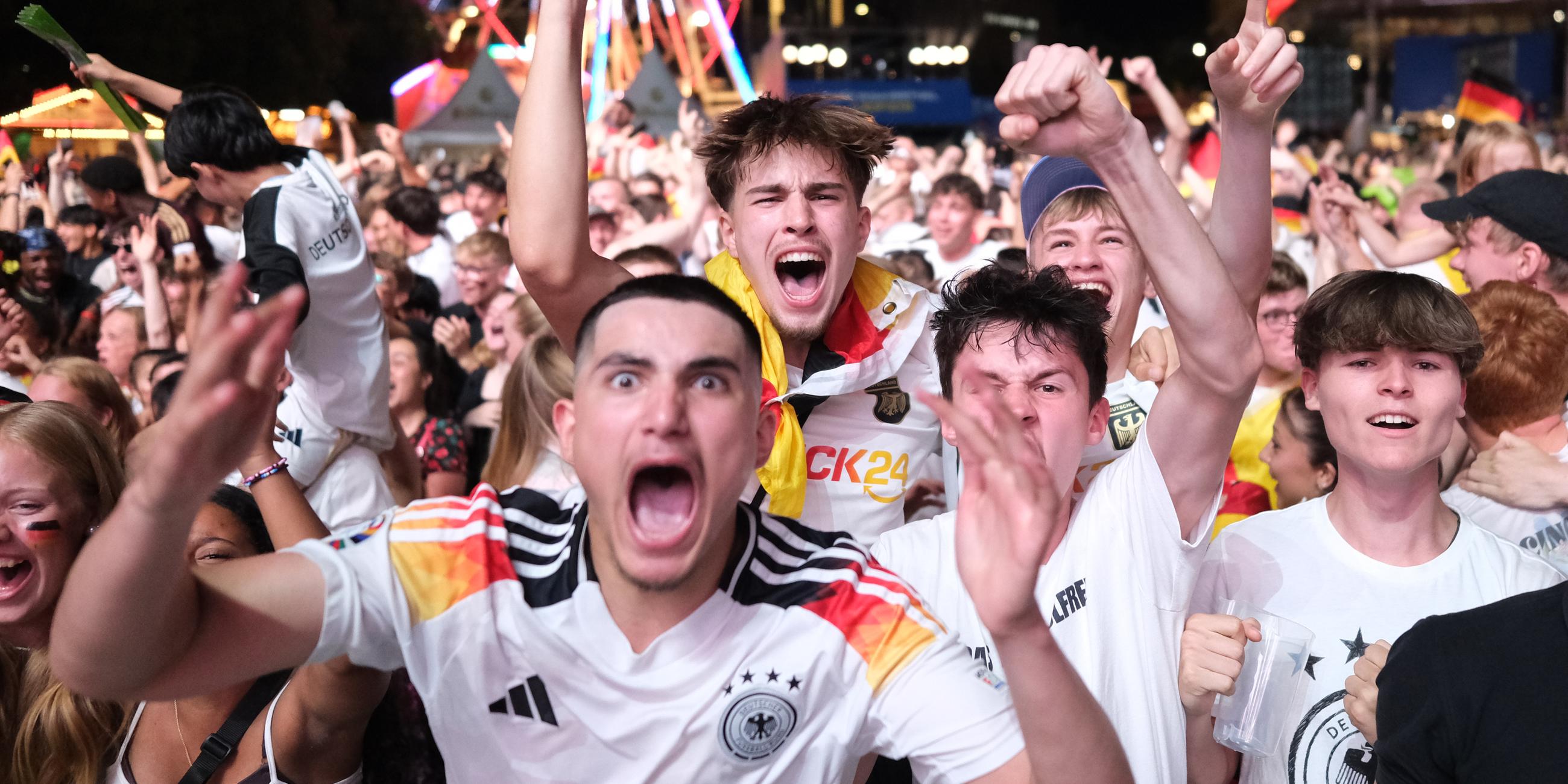 Sachsen, Leipzig: Fußball: EM, Deutschland - Dänemark, Finalrunde, Achtelfinale, Fan Zone Leipzig. Deutsche Fans jubeln. 