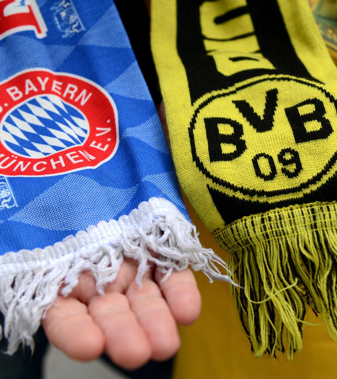 Fanschals vom FC Bayern München und Borussia Dortmund