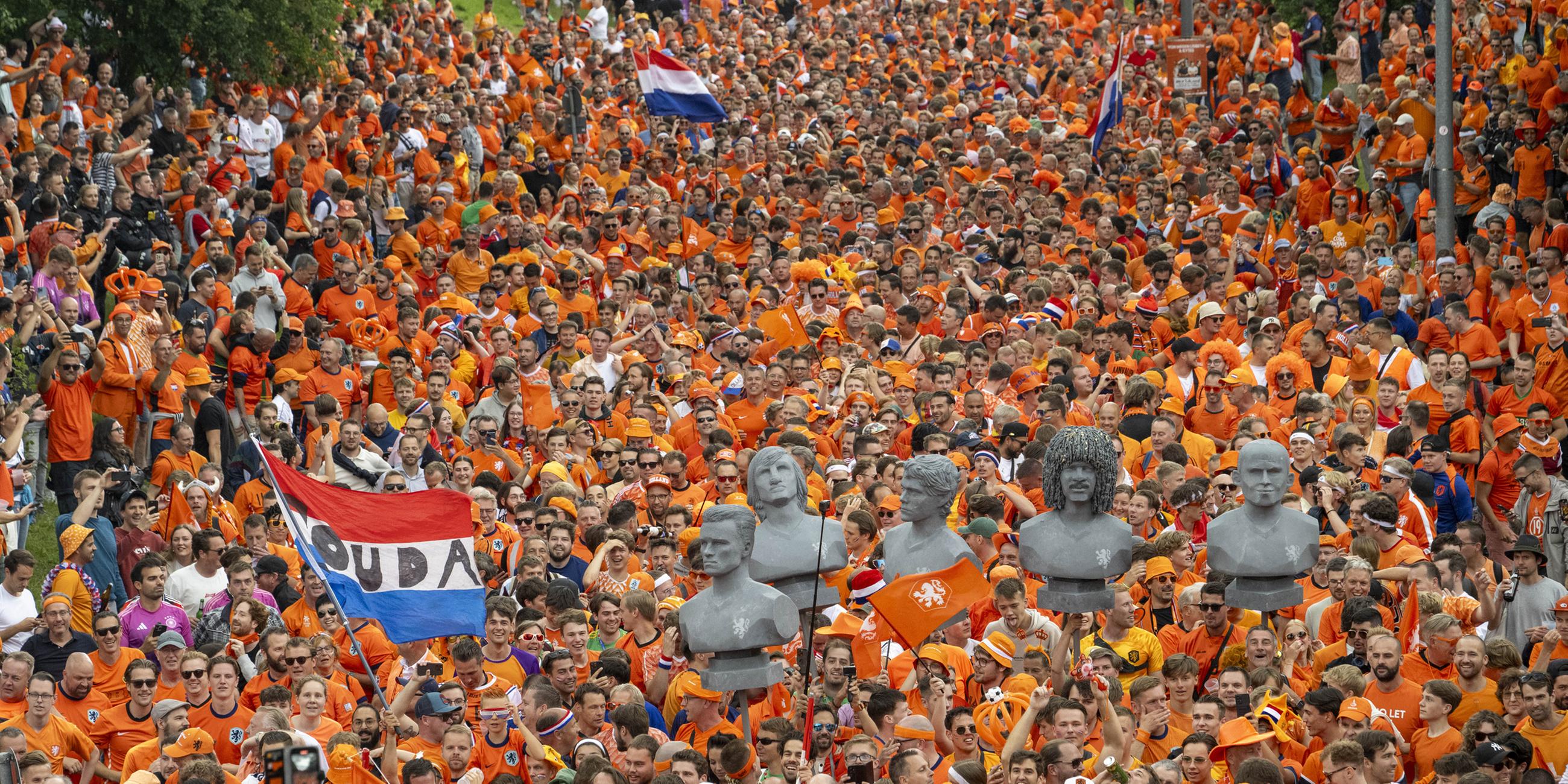 Fans der Niederlande gehen vor dem Spiel bei einem Fanwalk durch den Olympiapark.