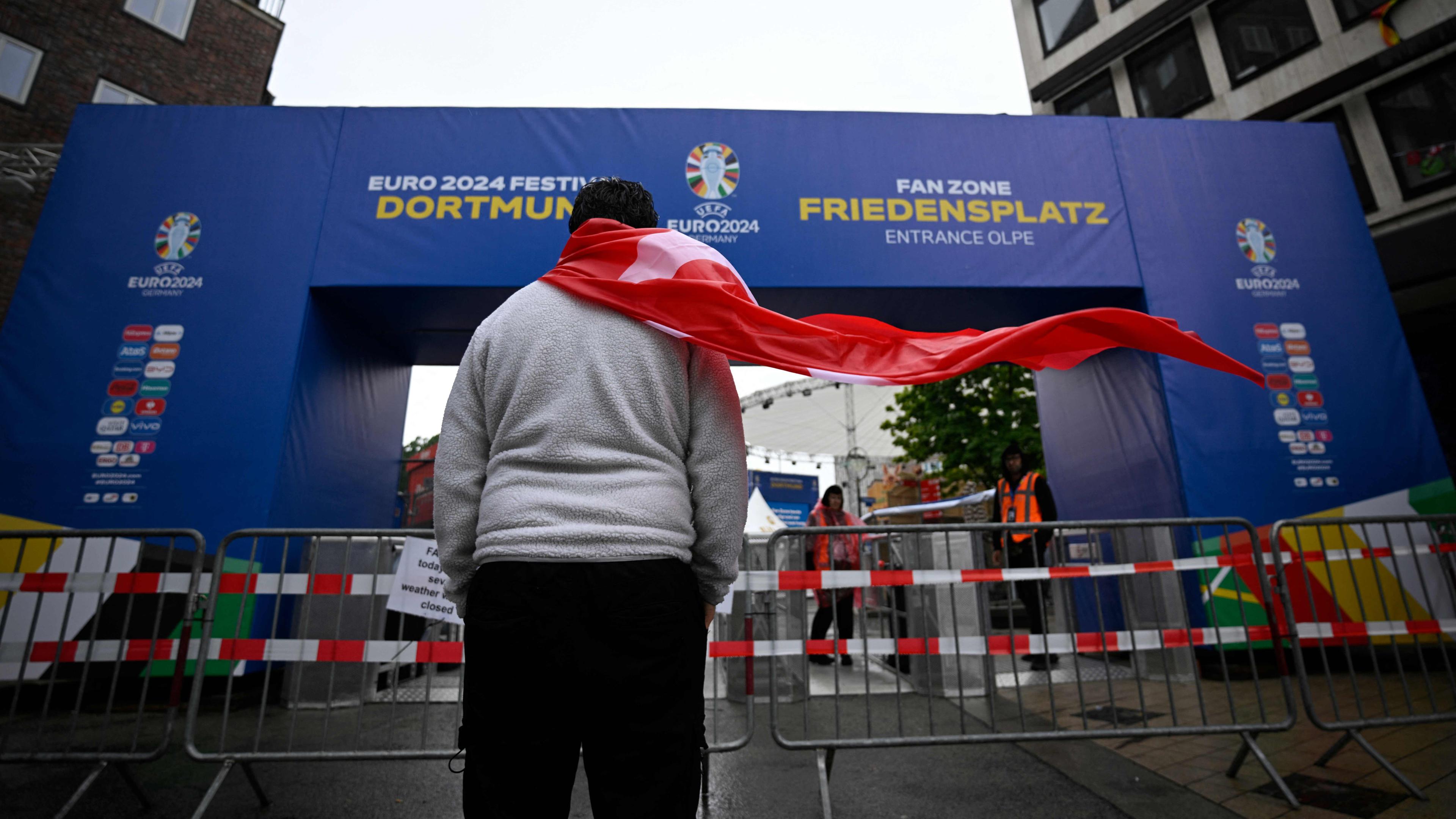 Ein türkischer Fan steht vor der gesperrten Fanzone vor dem Fußballspiel der UEFA Euro 2024 Gruppe F zwischen der Türkei und Georgien am 18.06.2024 in Dortmund.