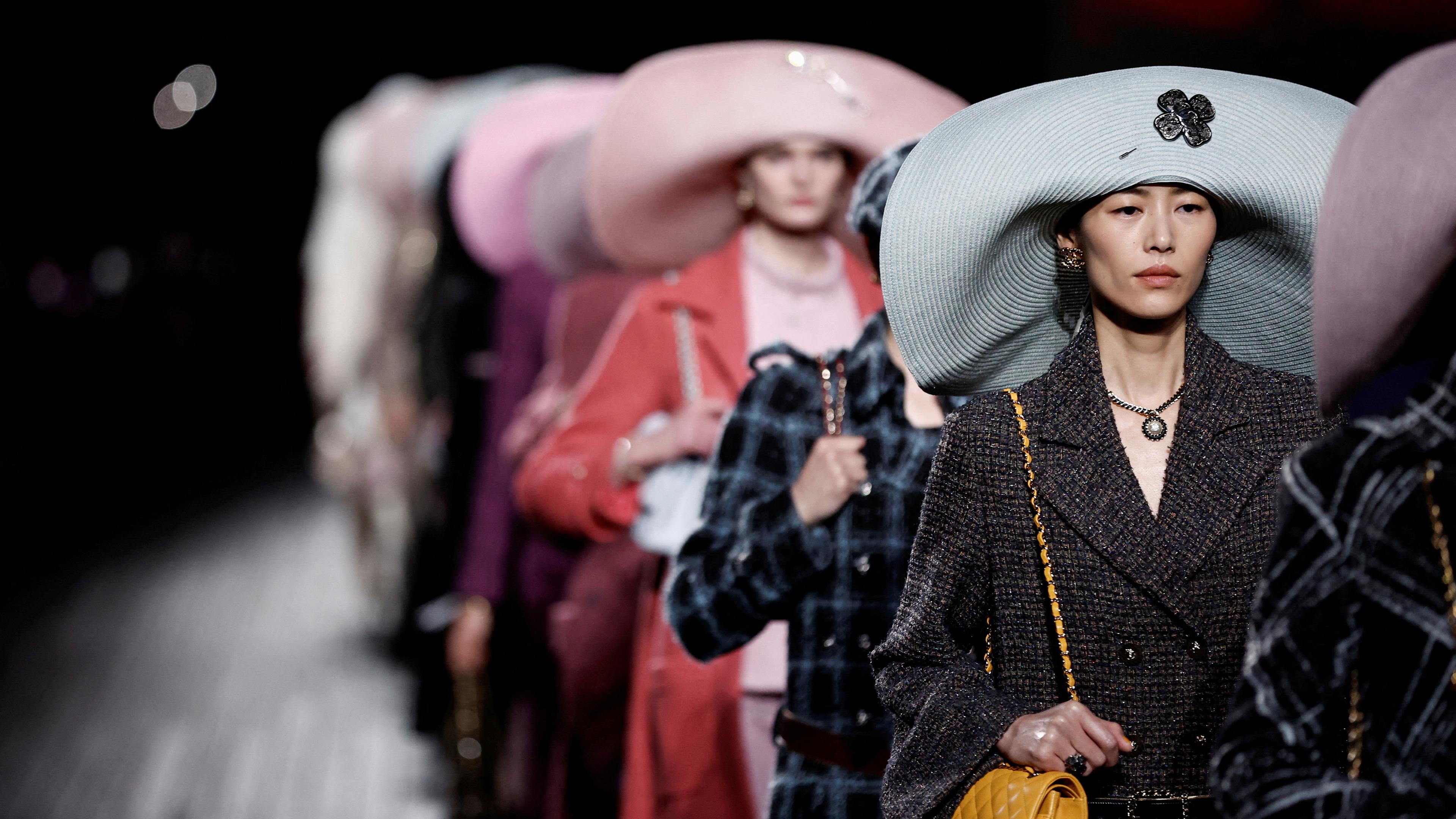 Mehrere Models auf dem Laufsteg der Chanel-Show zum Abschluss der Pariser Fashion Week mit auffällig großen Hüten