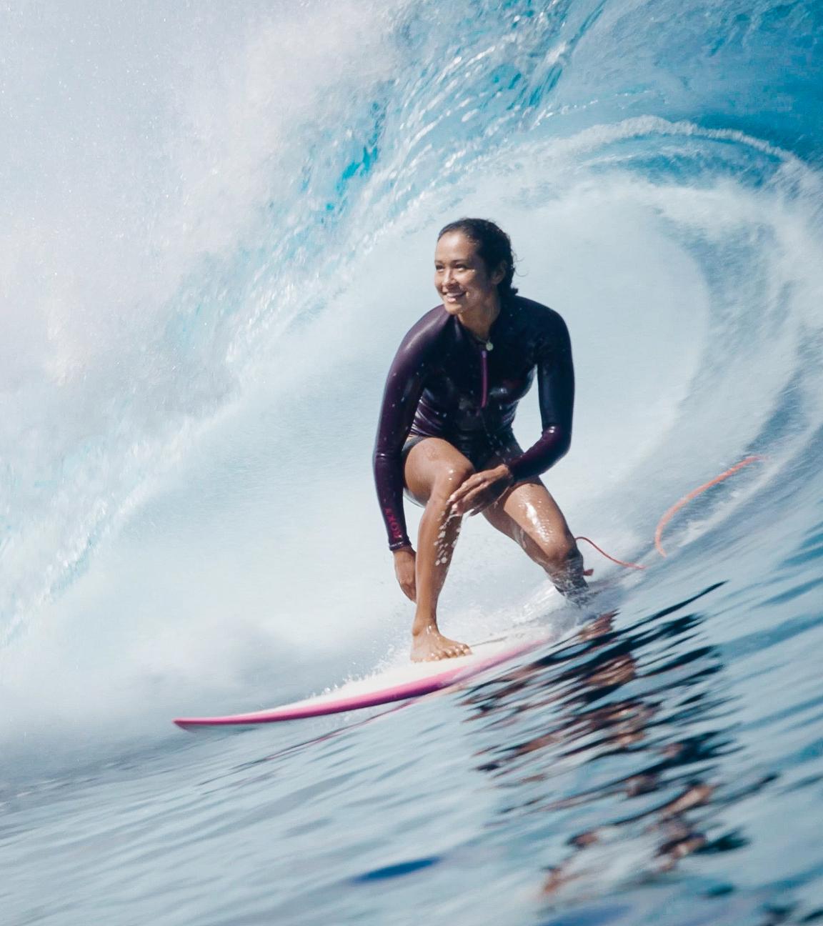 Surferin Vahine Fierro in den Wellen von Teahupoo auf Tahiti