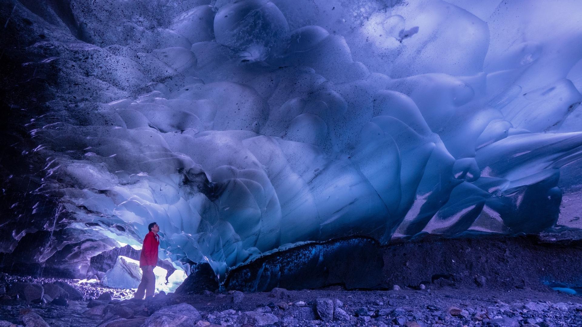 Ein Mann in einer Eishöhle in Mendenhall, Alaska.