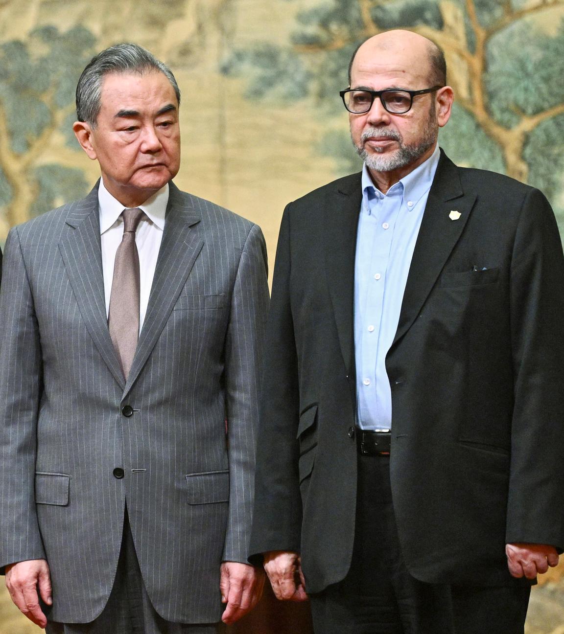 Wang Yi ist Gastgeber eines Treffens zwischen Mahmoud al-Aloul und Mussa Abu Marzuk, einem hochrangigen Mitglied der Hamas, im Diaoyutai State Guesthouse in Peking, 23.07.2024.