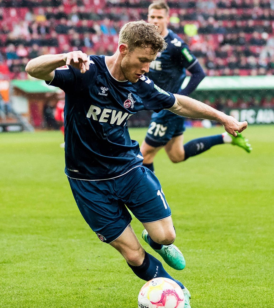 Elvis Rexbecaj (FC Augsburg, 13) und Florian Kainz (1. FC Koeln, 11) im Zweikampf.