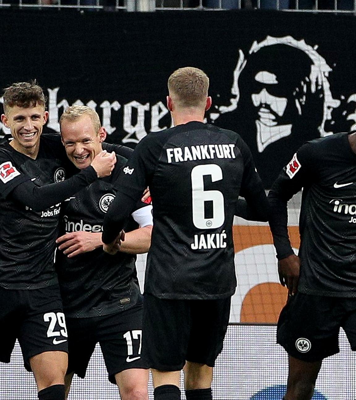 Sebastian Rode (3.v.l) von Eintracht Frankfurt jubelt über sein Tor zum 1:1 am 05.11.2022 in Augsburg.