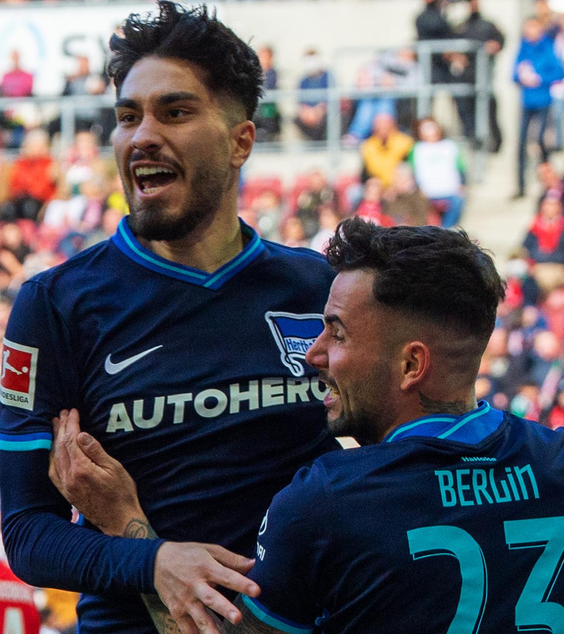 16.04.2022, Bayern, Augsburg: Fußball: Bundesliga, FC Augsburg - Hertha BSC, 30. Spieltag, WWK-Arena. Torschütze Suat Serdar (l) und Marco Richter von Berlin jubeln über das Tor zum 0:1.