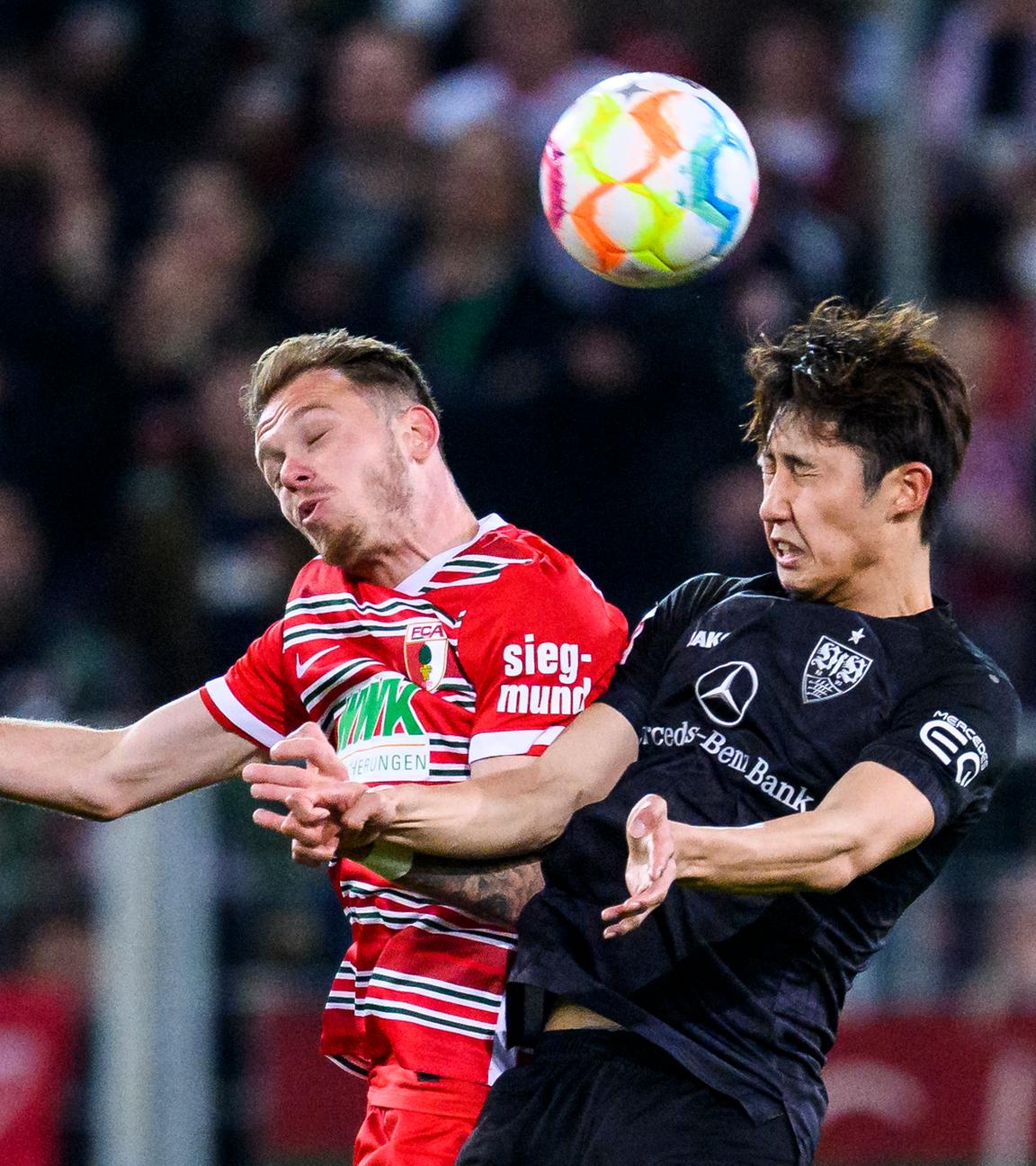 21.04.2023, Bayern, Augsburg: Fußball: Bundesliga, FC Augsburg - VfB Stuttgart, 29. Spieltag, WWK-Arena. Stuttgarts Hiroki Ito (r) in Aktion gegen Augsburgs Irvin Cardona.