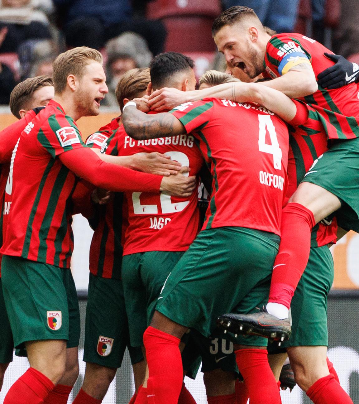 03.04.2022, Bayern, Augsburg: Fußball: Bundesliga, FC Augsburg - VfL Wolfsburg, 28. Spieltag, WWK-Arena. Die Spieler von Augsburg jubeln über ihren Treffer zum 1:0.