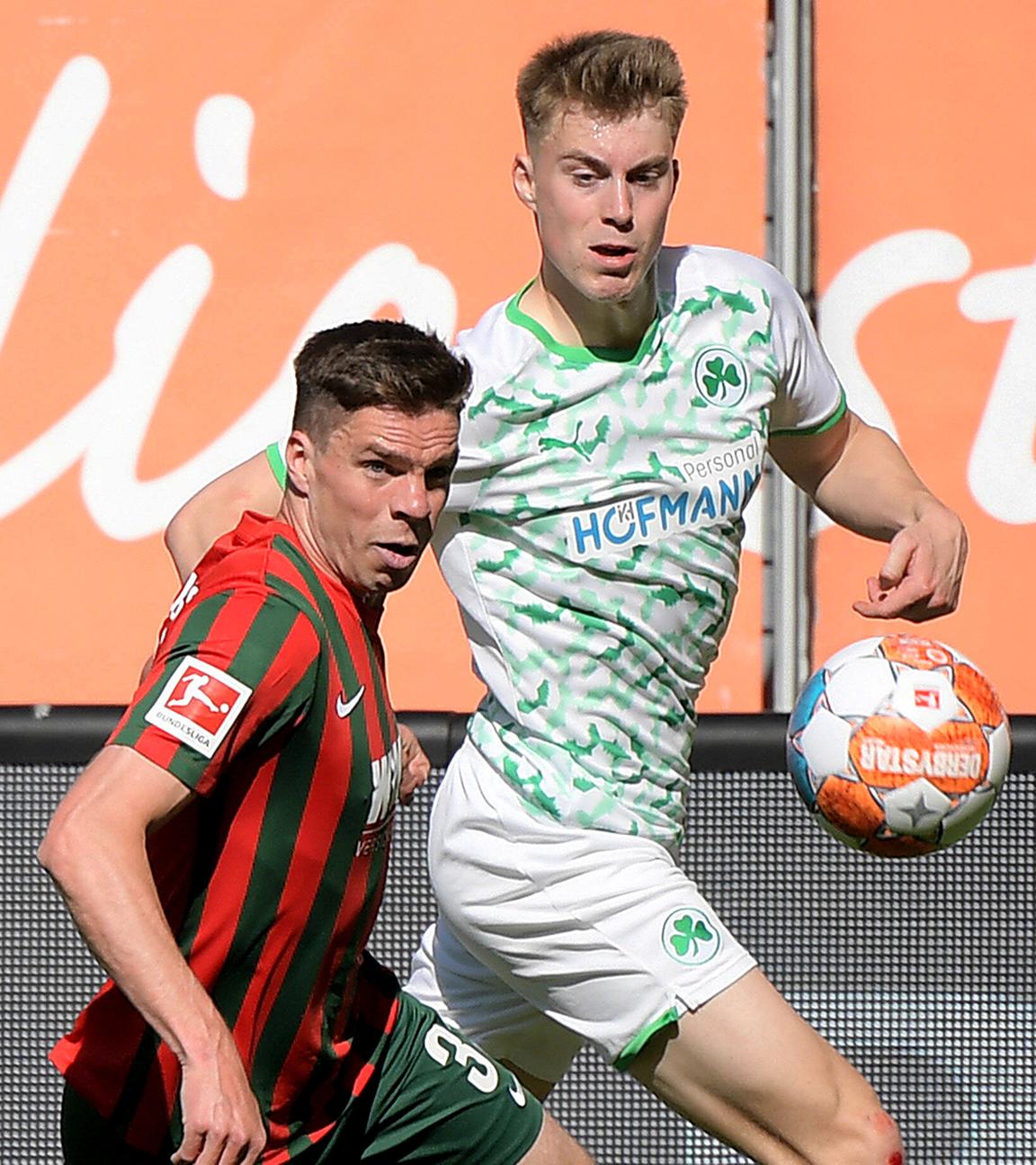 Gian-Luca Itter (Spvgg Greuther Fuerth) im Zweikampf um den Ball am 14.05.2022.