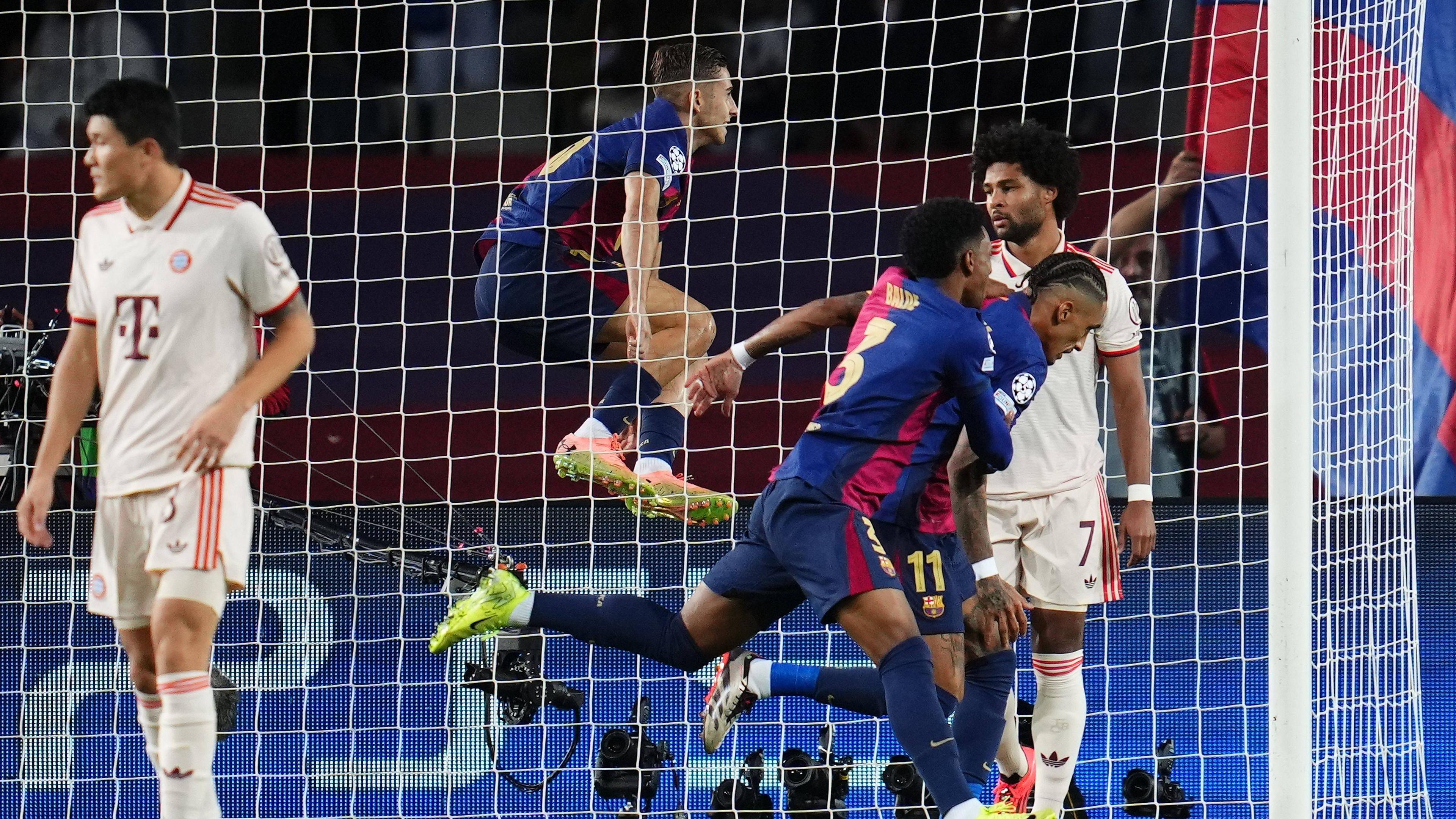 Raphael Dias Belloli Raphinha vom FC Barcelona, Barca feiert nach seinem Tor FC Barcelona gegen Bayern München.