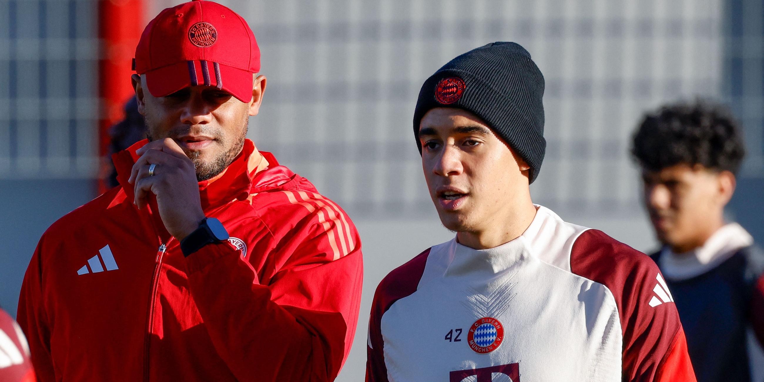 Bayern-Trainer Vincent Kompany spricht im Training mit Jamal Musiala.