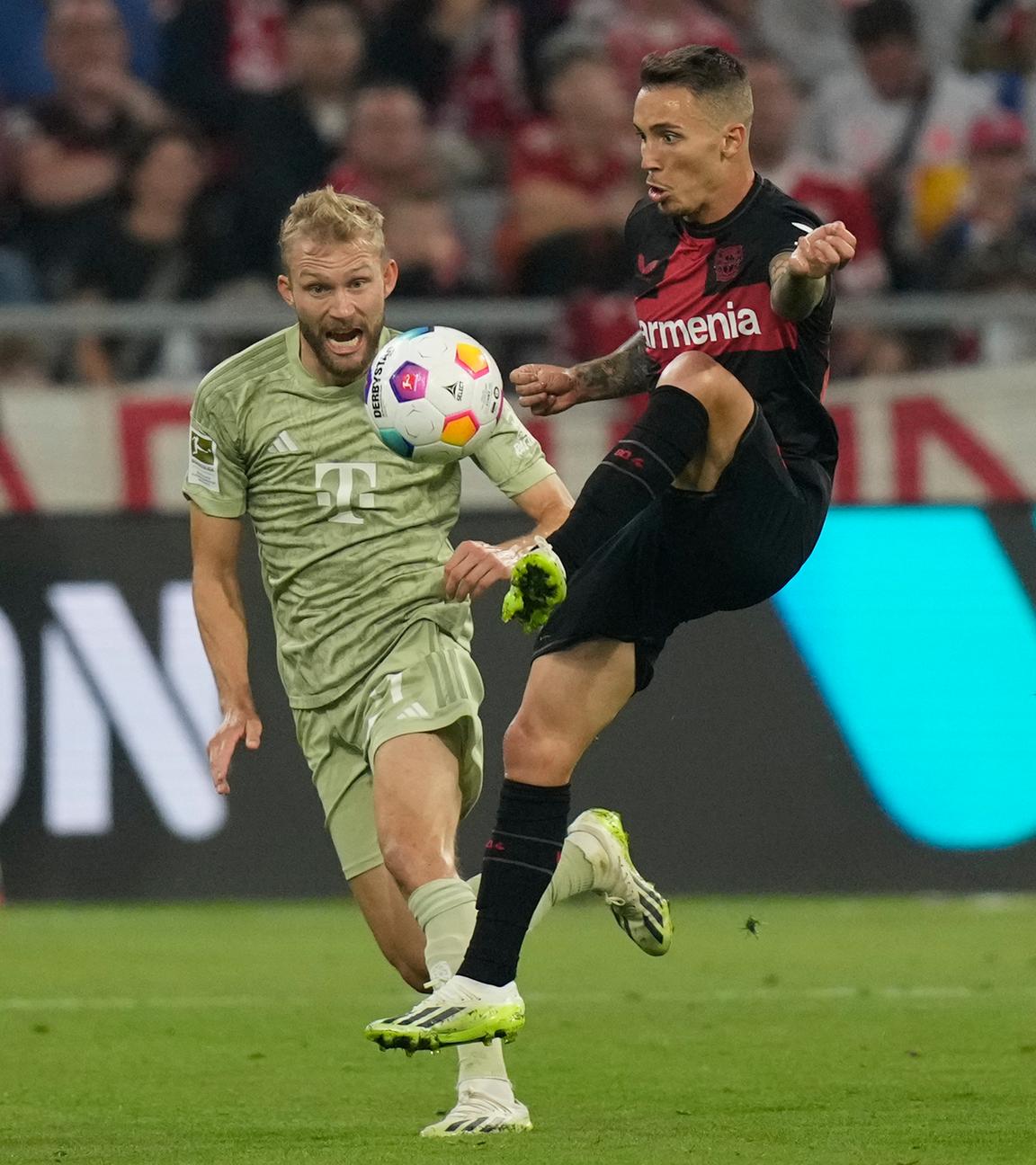 Bayerns Konrad Laimer und Leverkusens Alex Grimaldo kämpfen um den Ball beim Spiel am 15.09.2023.