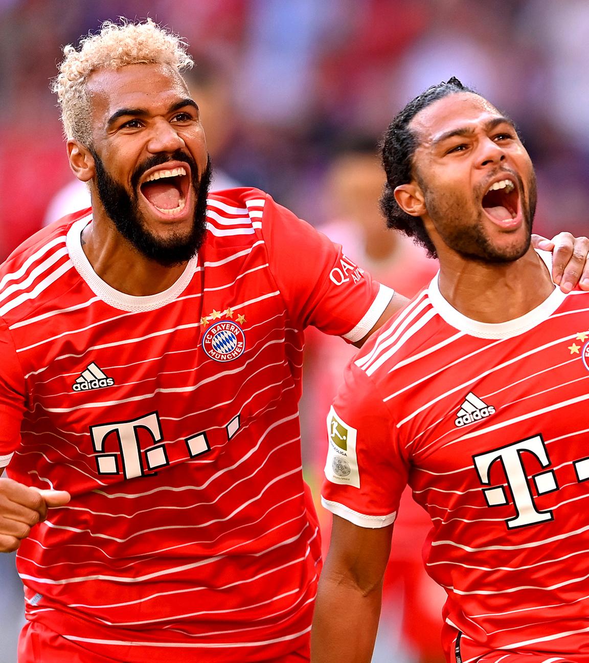 Jubel nach dem Tor zum 1:0 durch den Torschützen Münchens Serge Gnabry (r) mit Eric Maxim Choupo-Moting (l) am 29.10.2022.