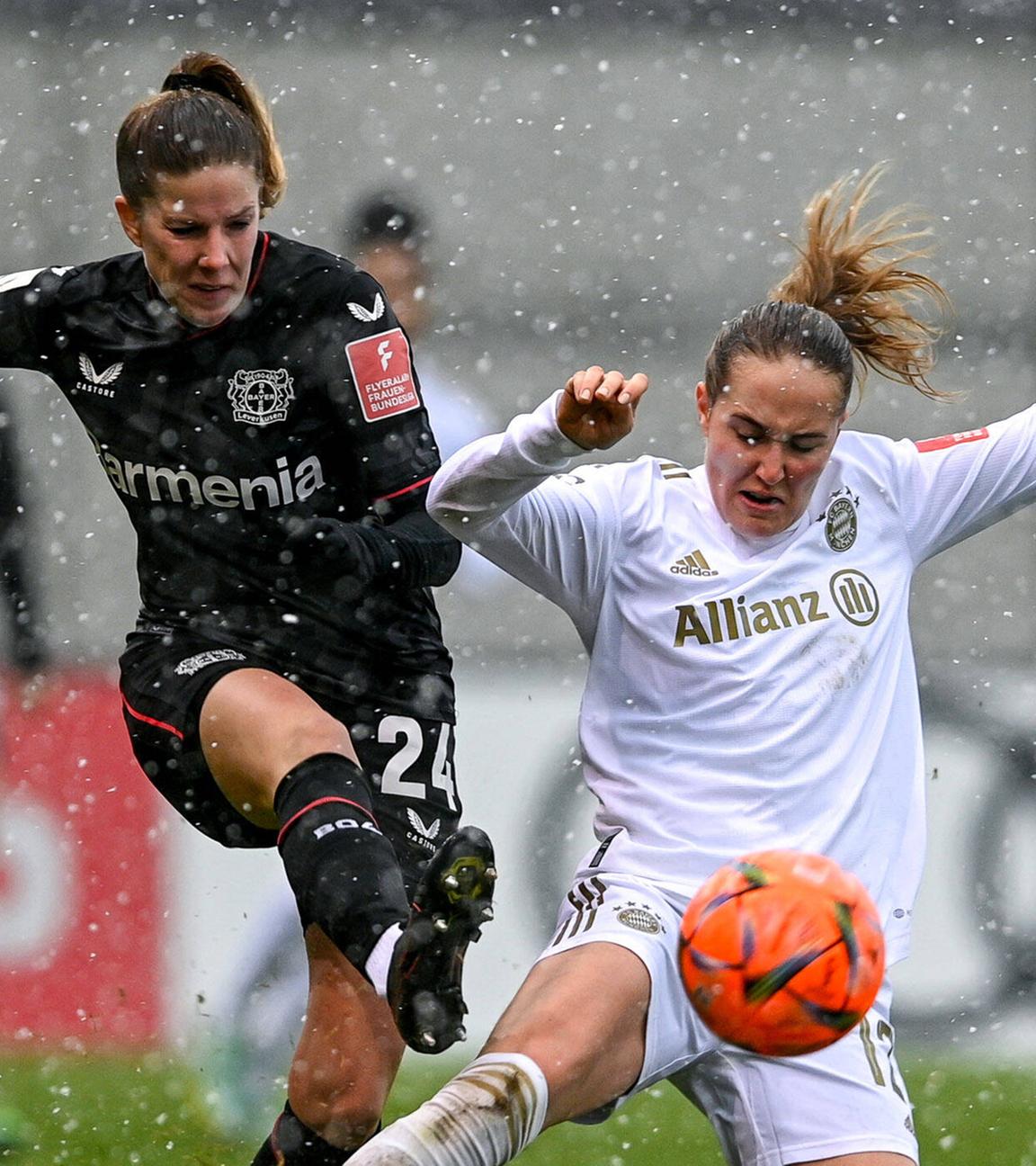 v.li.: Lilla Turanyi (Bayer Leverkusen, 24) Sydney Lohmann (FC Bayern München, FCB, 12) im Zweikampf