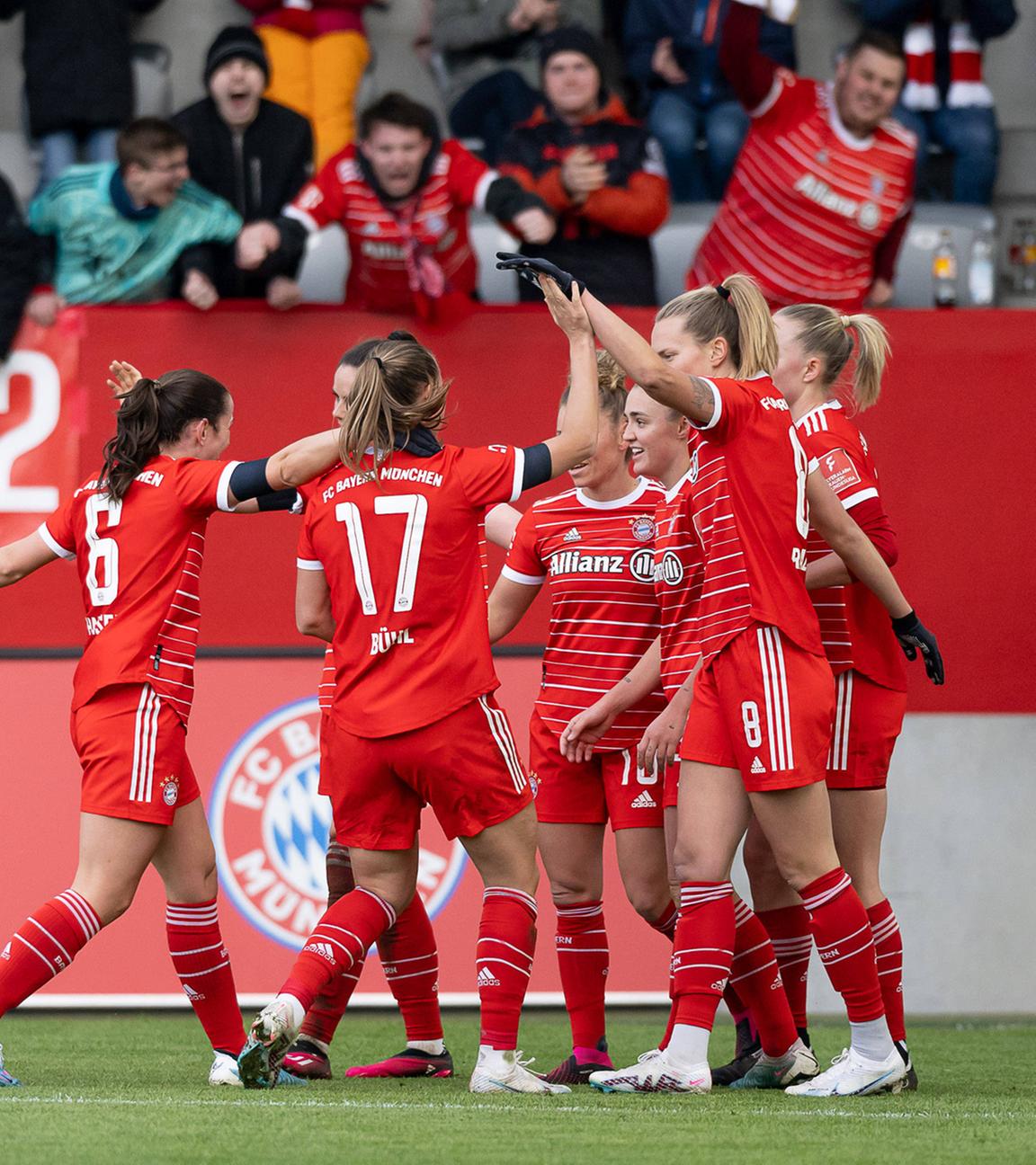 Die Muenchnerinnen bejubeln mit Lea Schueller (FC Bayern Muenchen Frauen, 11) deren Tor zum 2:0. 