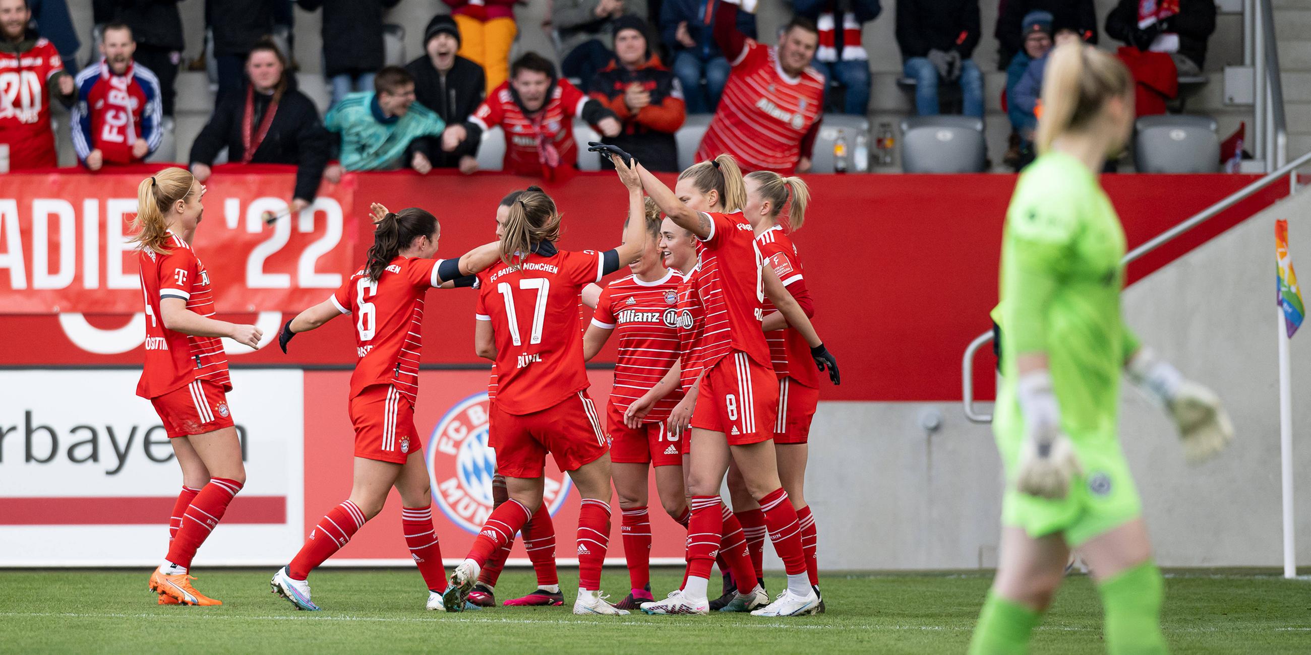 Die Muenchnerinnen bejubeln mit Lea Schueller (FC Bayern Muenchen Frauen, 11) deren Tor zum 2:0. 