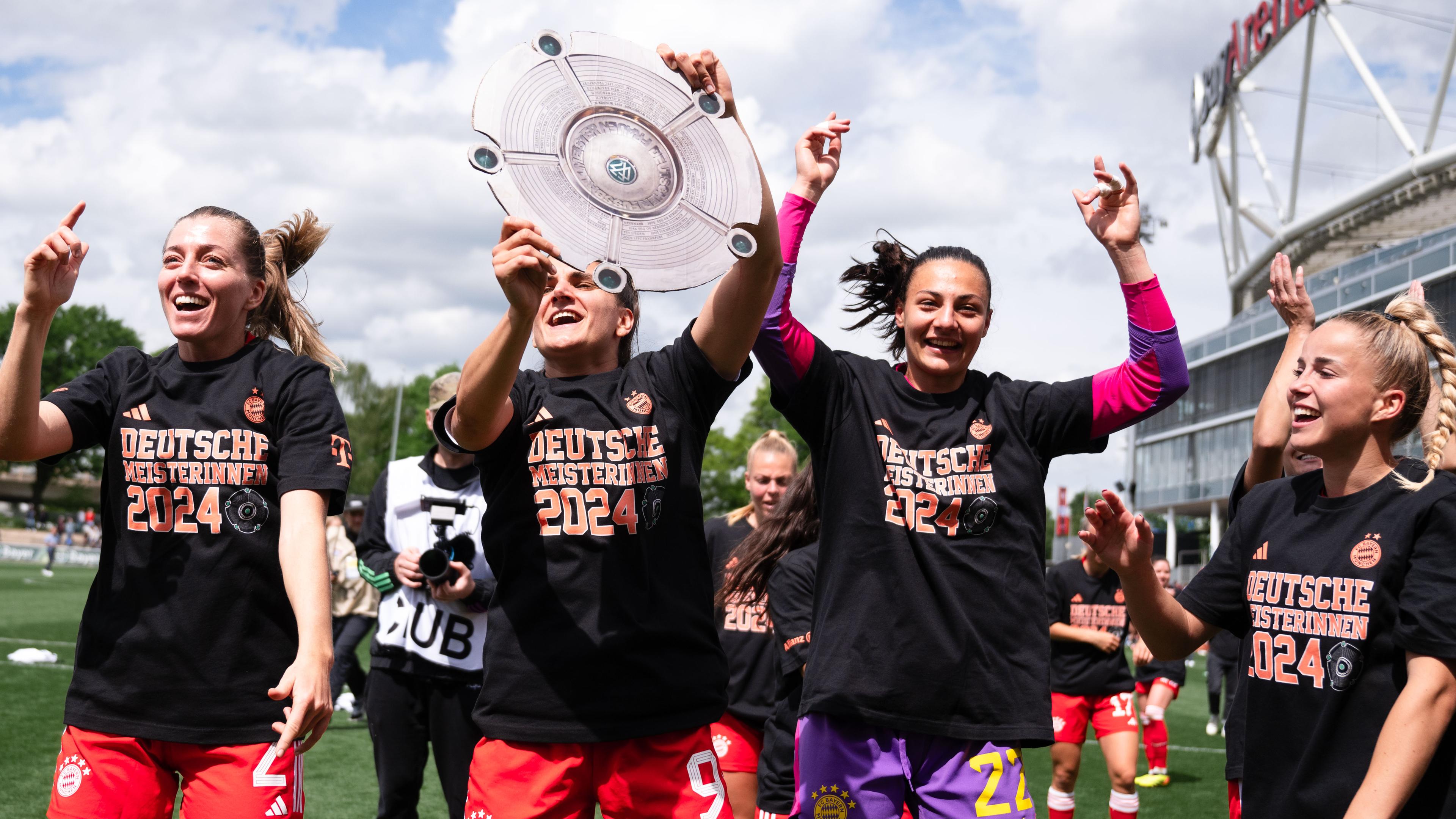 Bayern Münchens Linda Sembrant, Jovana Damnjanovi, Maria Luisa Grohs und Giulia Gwinn jubeln nach der Partie.