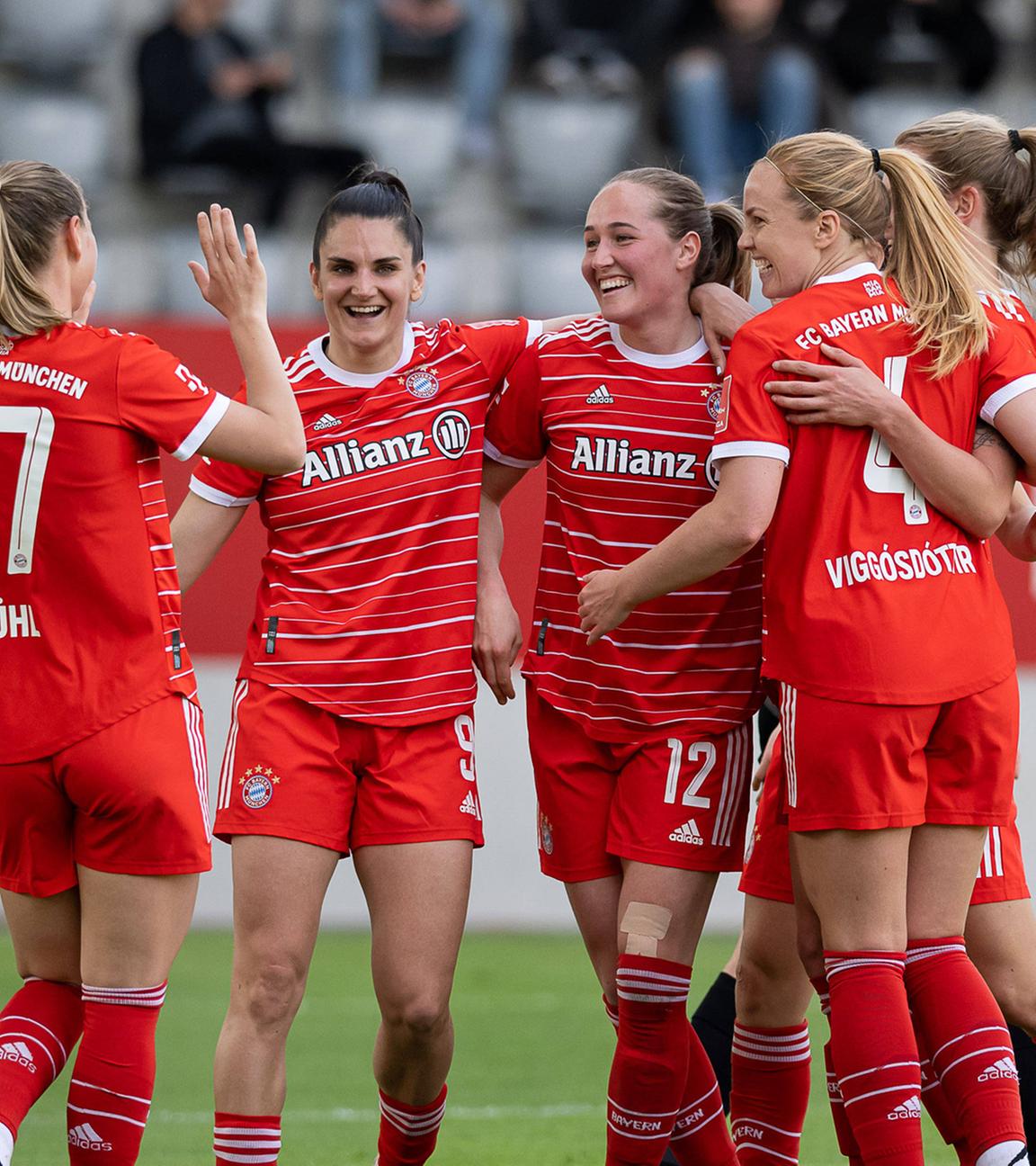 Die Bayern - Spielerinnen bejubeln mit Sydney Lohmann (FC Bayern Muenchen Frauen, 12) deren Tor zum 4:0. Links Lena Nuding (Torfrau, SC Freiburg Frauen, 1) ist enttaeuscht.