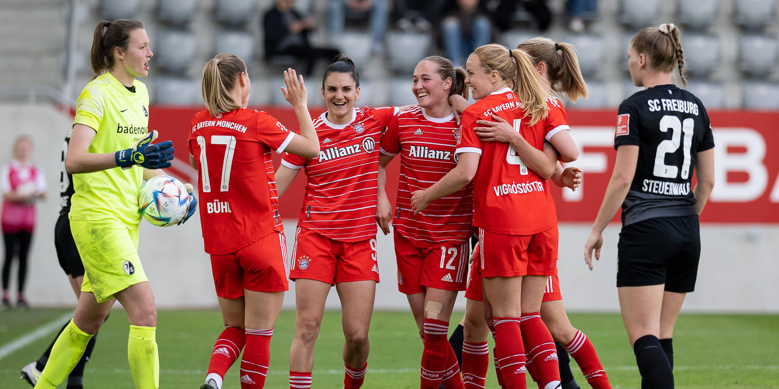 Die Bayern - Spielerinnen bejubeln mit Sydney Lohmann (FC Bayern Muenchen Frauen, 12) deren Tor zum 4:0. Links Lena Nuding (Torfrau, SC Freiburg Frauen, 1) ist enttaeuscht.