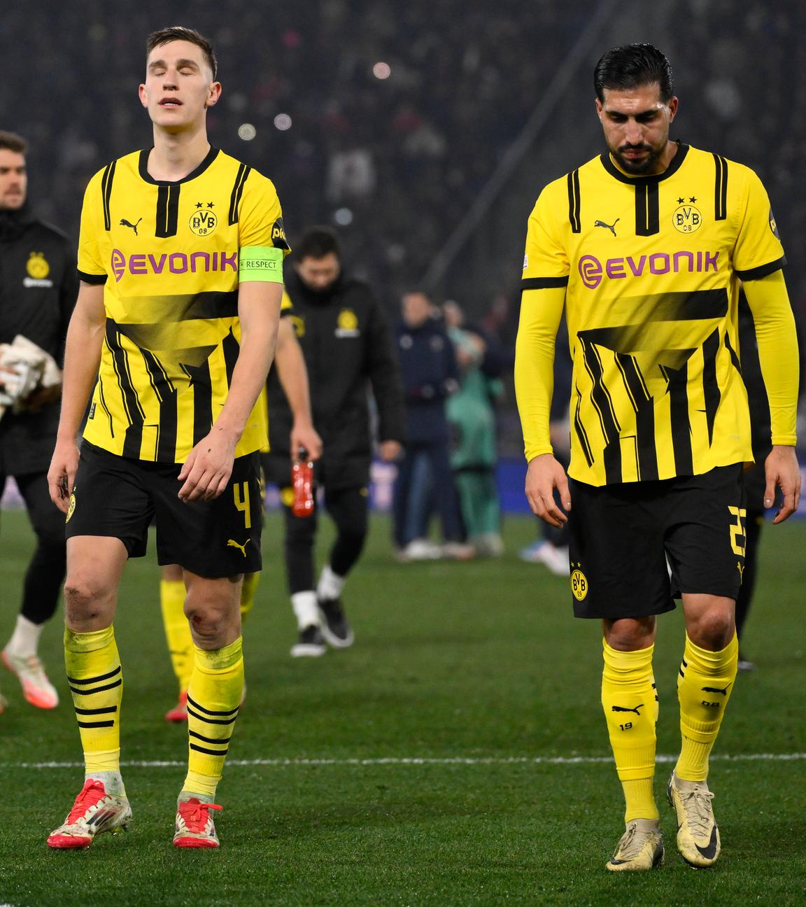 Nico Schlotterbeck und Emre Can von Borussia Dortmund am Ende des Champions-League-Spiels zwischen dem FC Bologna und Borussia Dortmund.