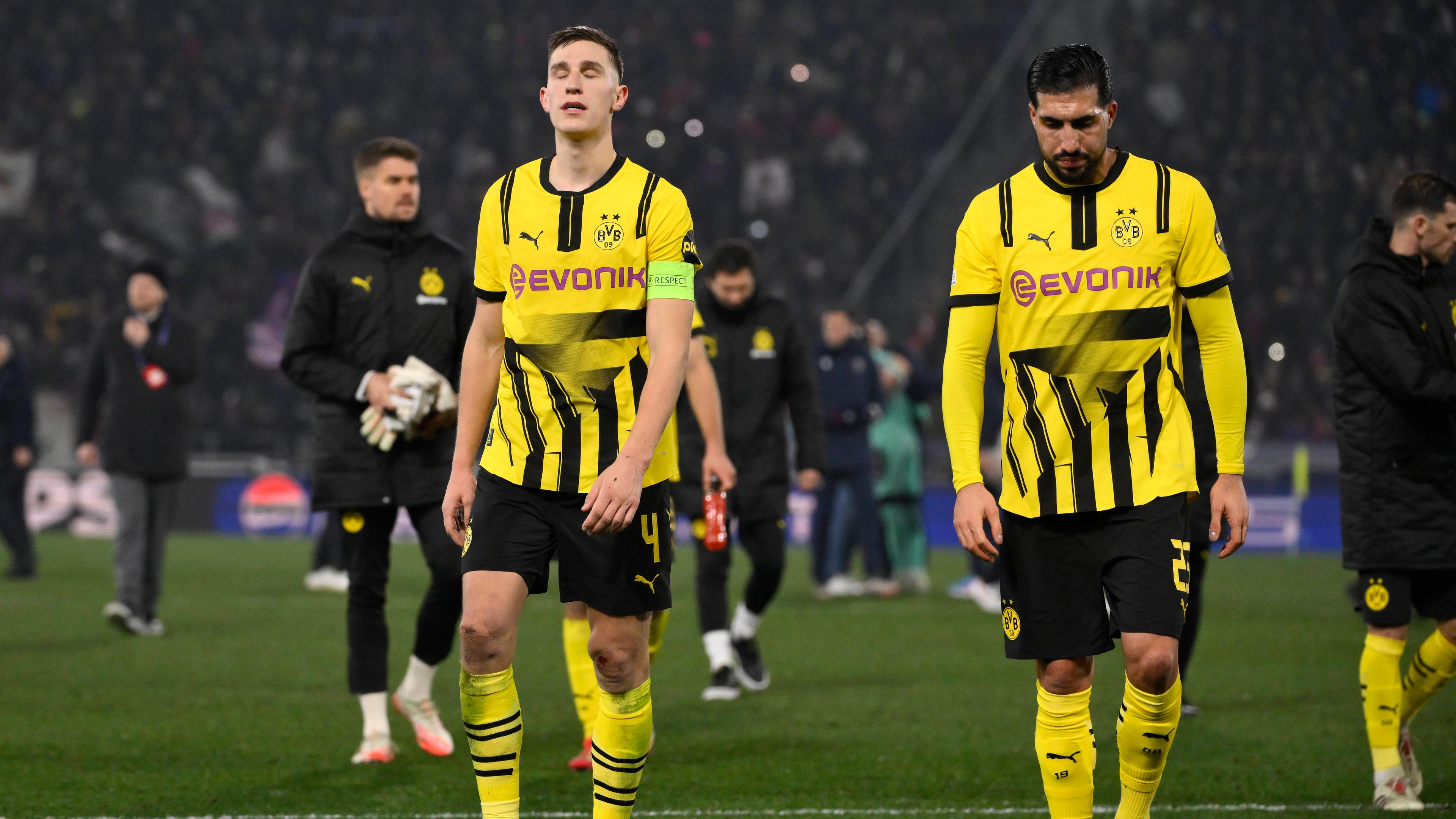 Nico Schlotterbeck und Emre Can von Borussia Dortmund am Ende des Champions-League-Spiels zwischen dem FC Bologna und Borussia Dortmund.