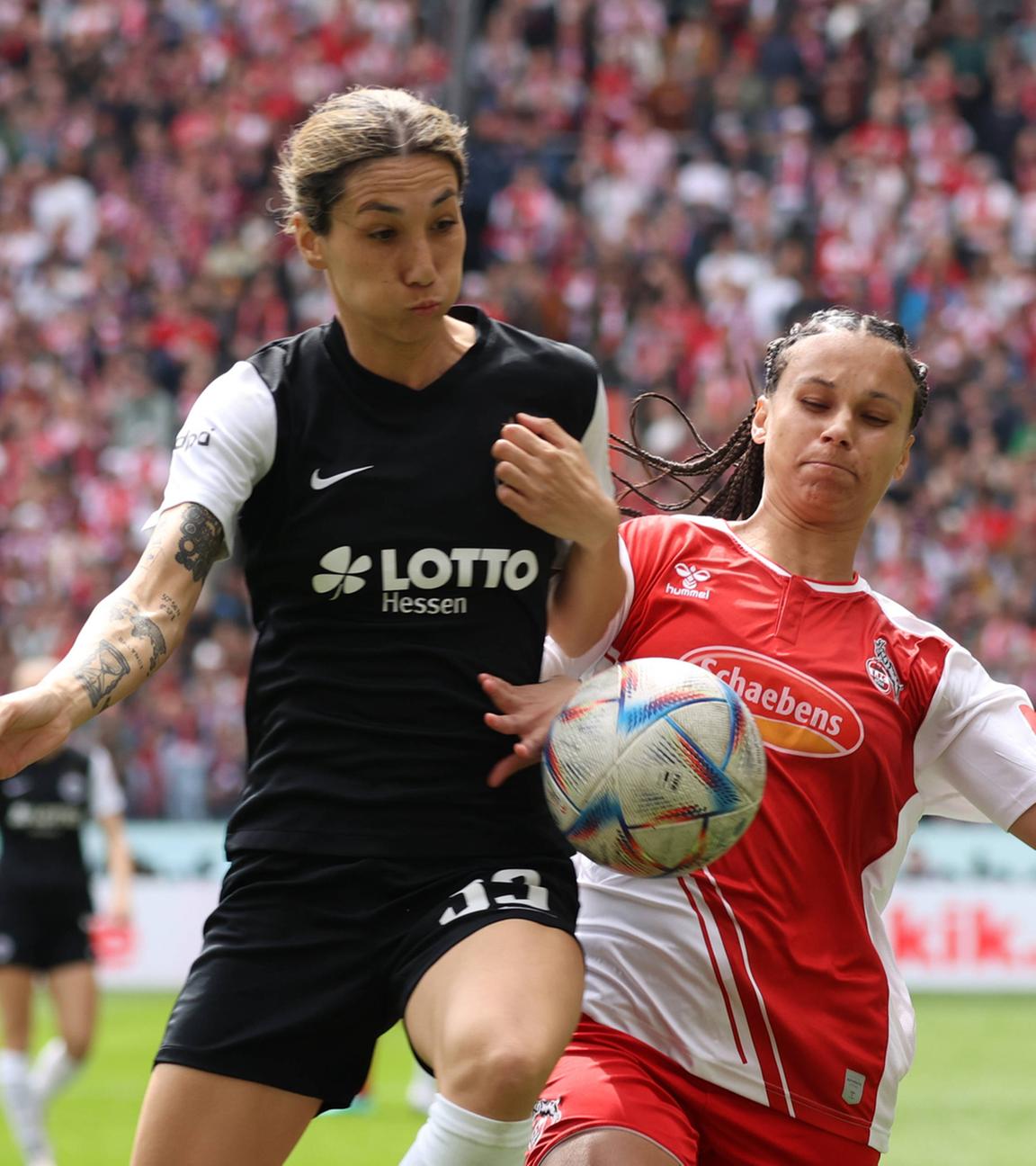 Sara Doorsoun (Eintracht Frankfurt) und Genessee Puntigam (Köln) im Zweikampf.