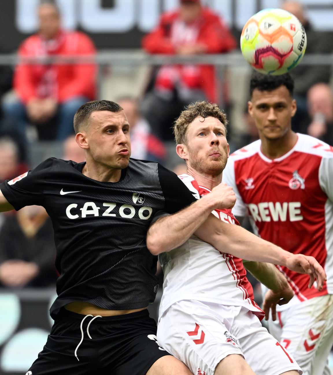 29.04.2023, Nordrhein-Westfalen, Köln: Fußball: Bundesliga, 1. FC Köln - SC Freiburg, 30. Spieltag, im RheinEnergieStadion. Kölns Florian Kainz (r)und Freiburgs Maximilian Eggestein kämpfen um den Ball.