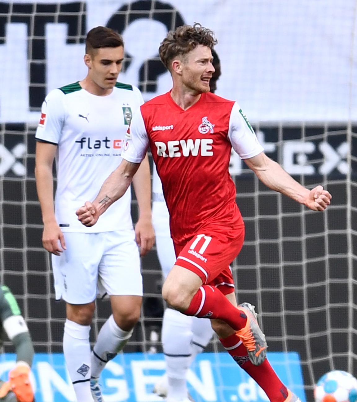 16.04.2022, Nordrhein-Westfalen, Mönchengladbach: Fußball, Bundesliga, Borussia Mönchengladbach - 1. FC Köln, 30. Spieltag im Stadion im Borussia-Park. Kölns Florian Kainz (r) bejubelt sein Tor zum 0:2.