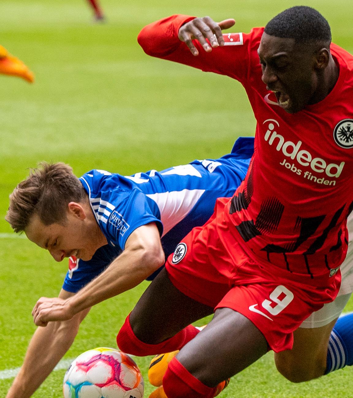 Schalkes Cedric Brunner (l) und Frankfurts Randal Kolo Muani kämpfen um den Ball.