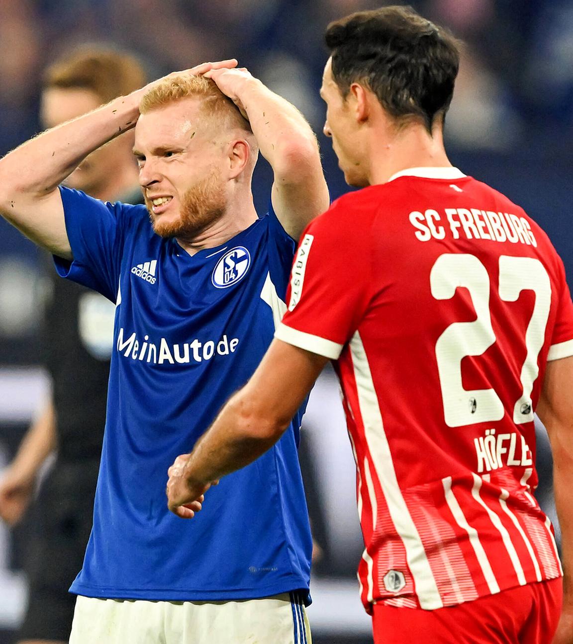 Florent Mollet (FC Schalke 04, 20) ärgert sich sichtlich am 30.10.2022 in Gelsenkirchen.