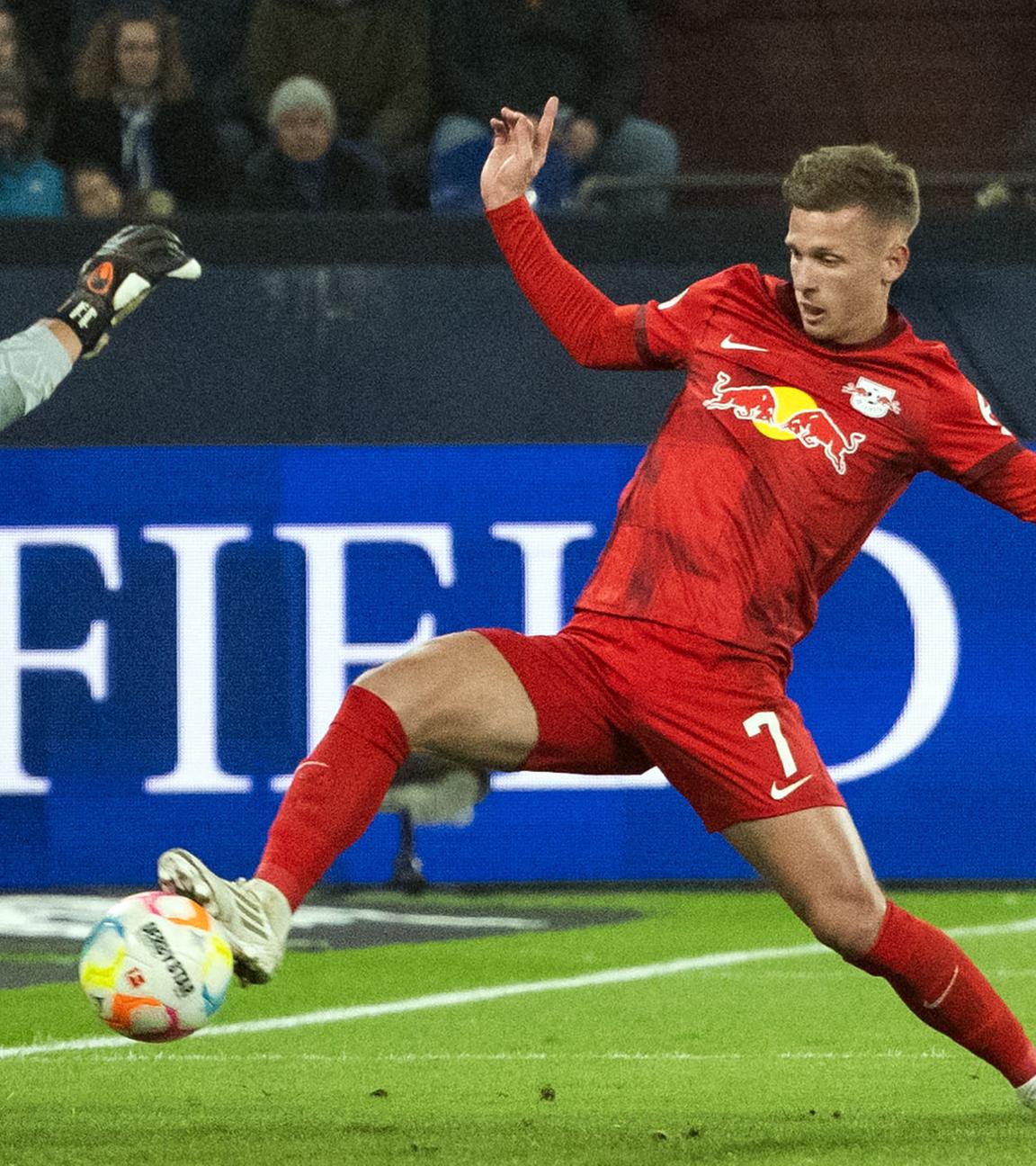 Schalkes Schalkes Torhüter Alexander Schwolow und Dani Olmo von Leipzig versuchen an den Ball zu kommen.